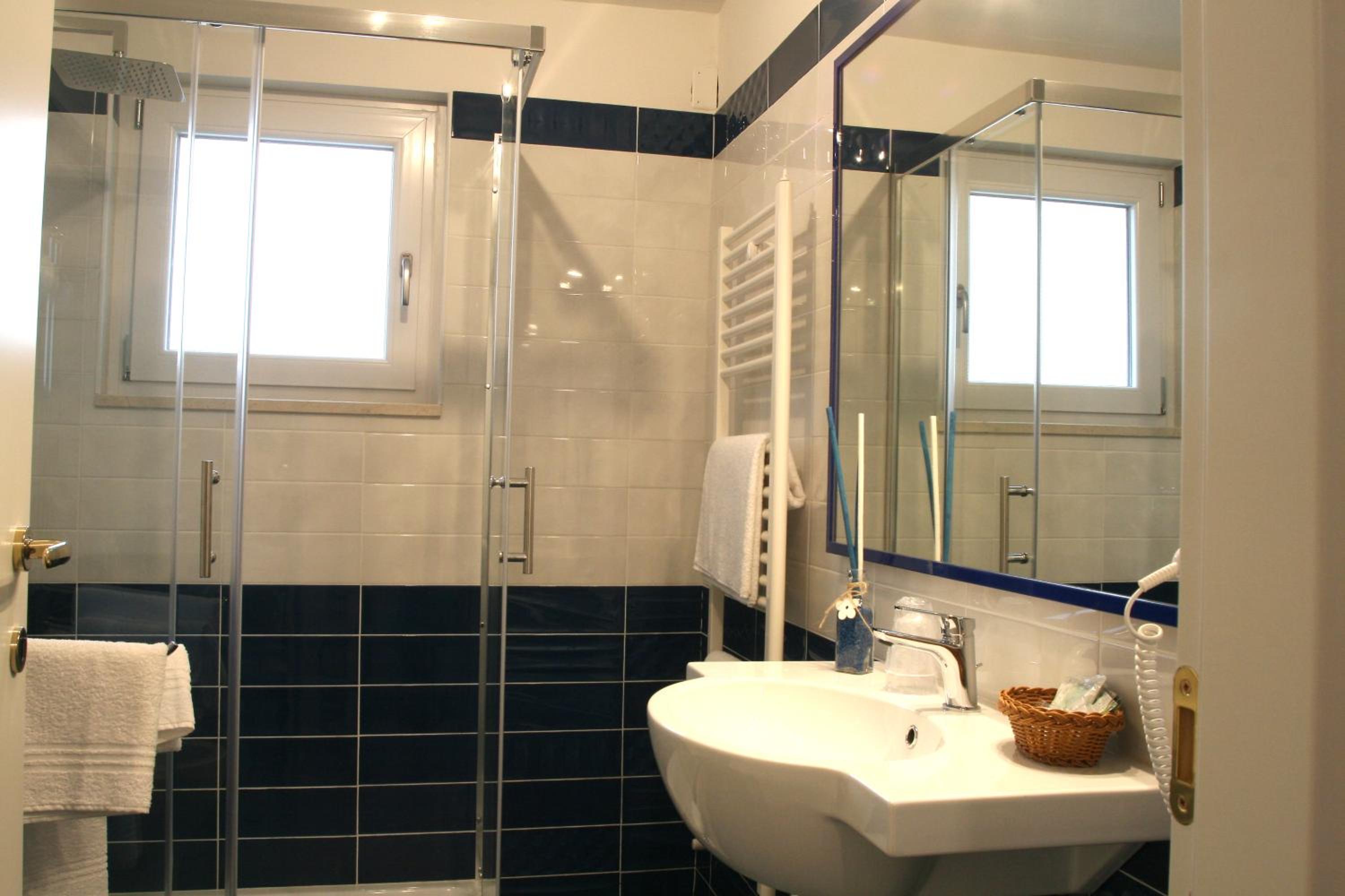 Double Room with Balcony - Photo 9