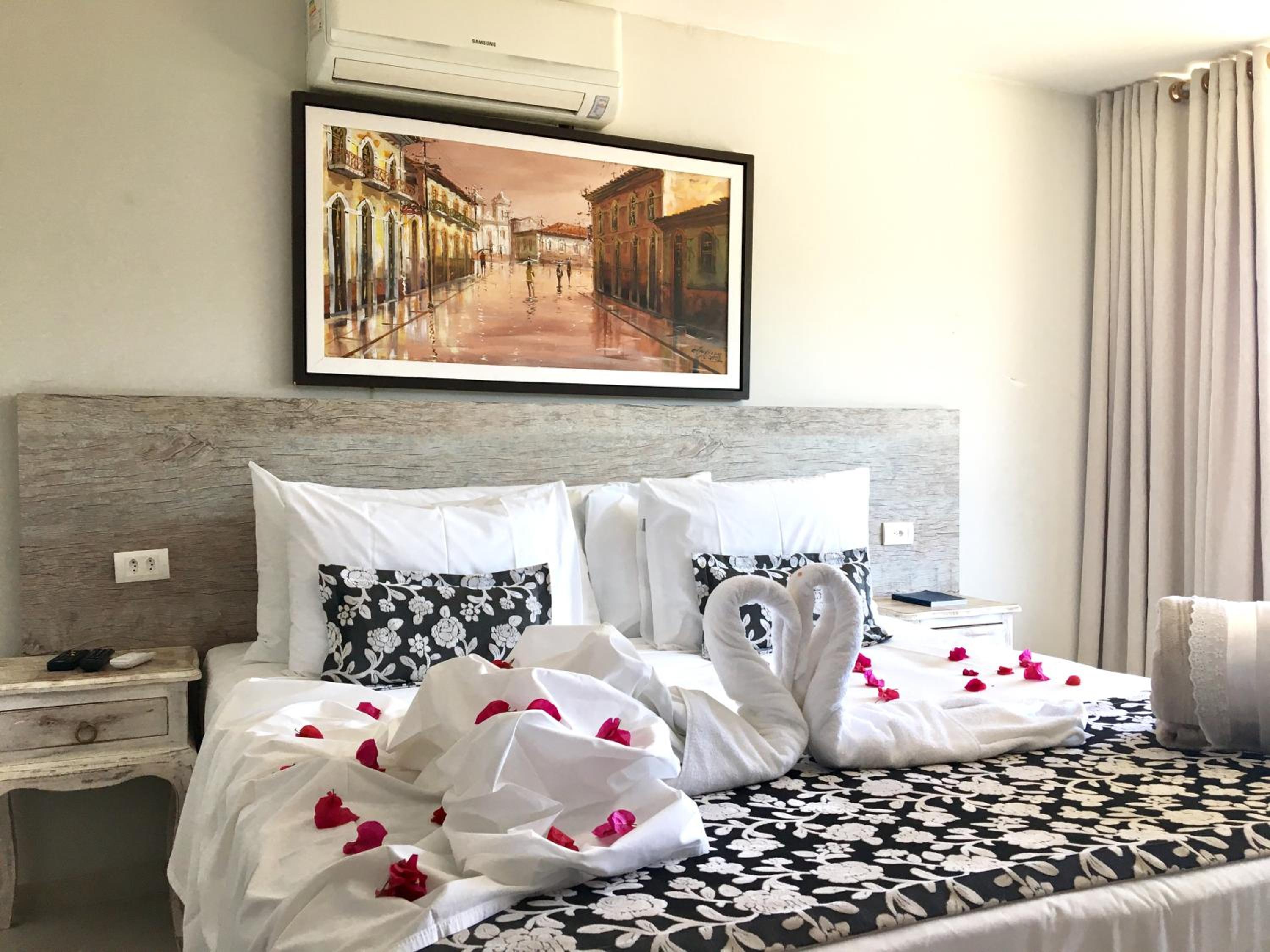 Deluxe Double Room with Balcony and Side Sea View photo 3