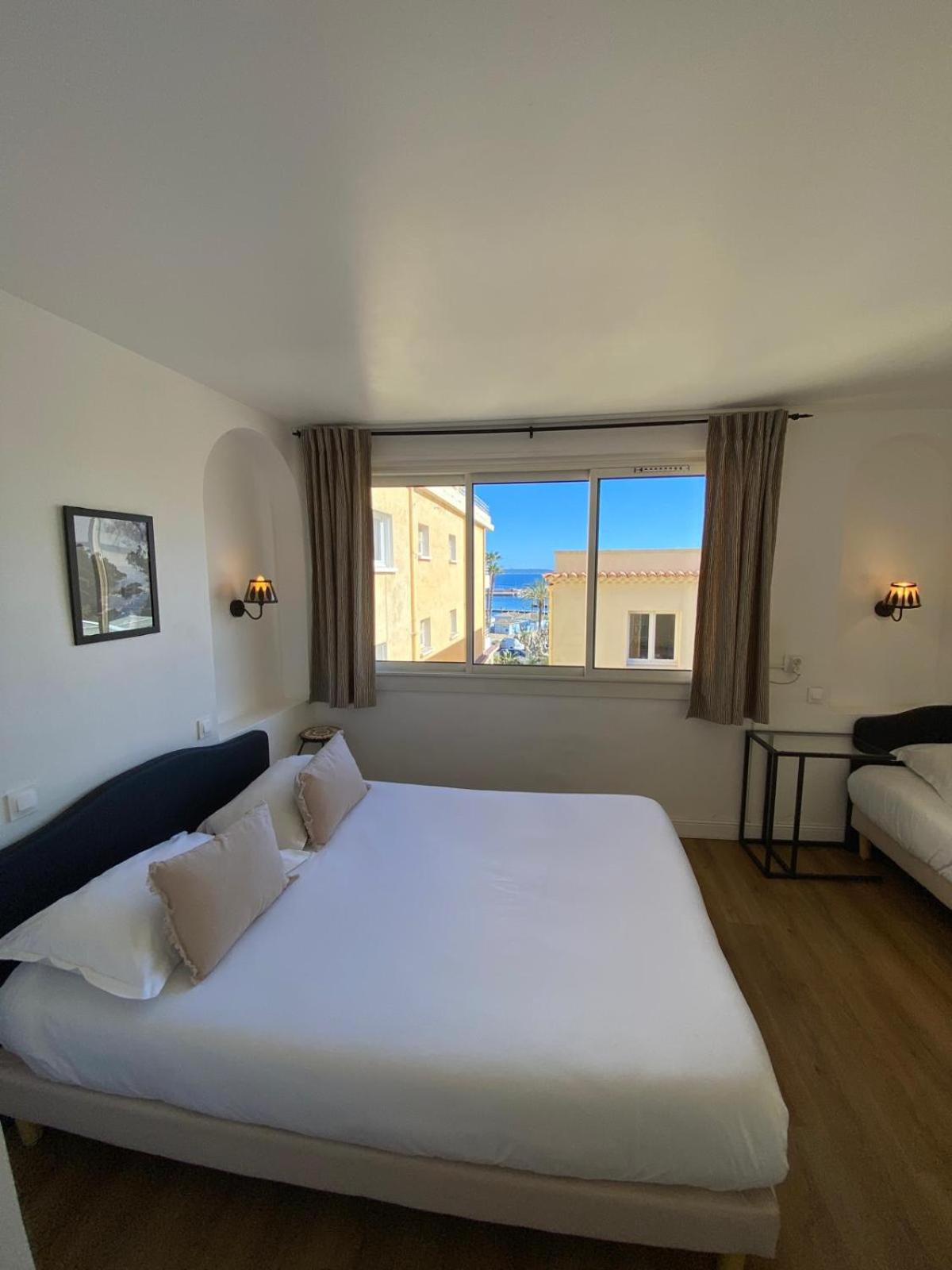 Triple Room with Sea View - Second Floor photo 2