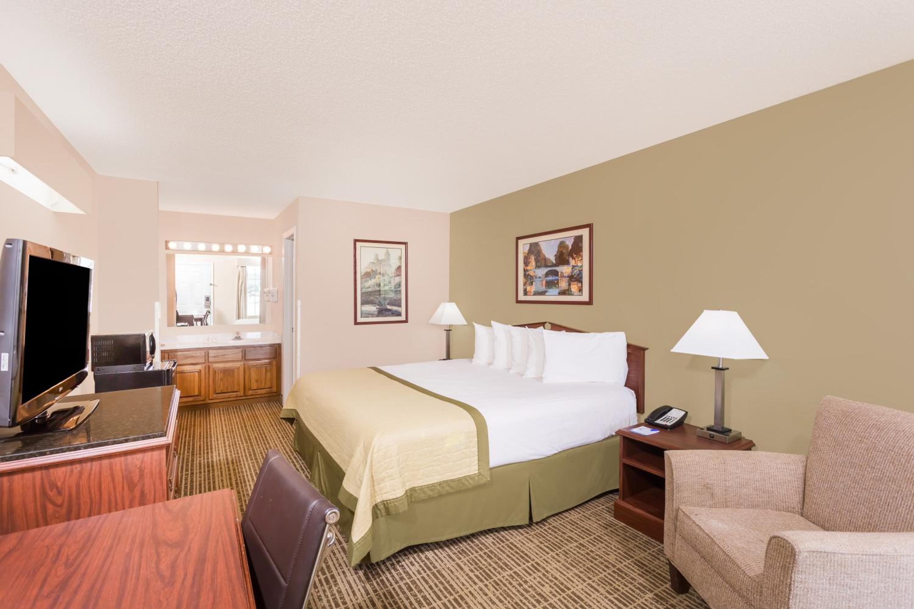 King Room - Non-Smoking - Photo 4