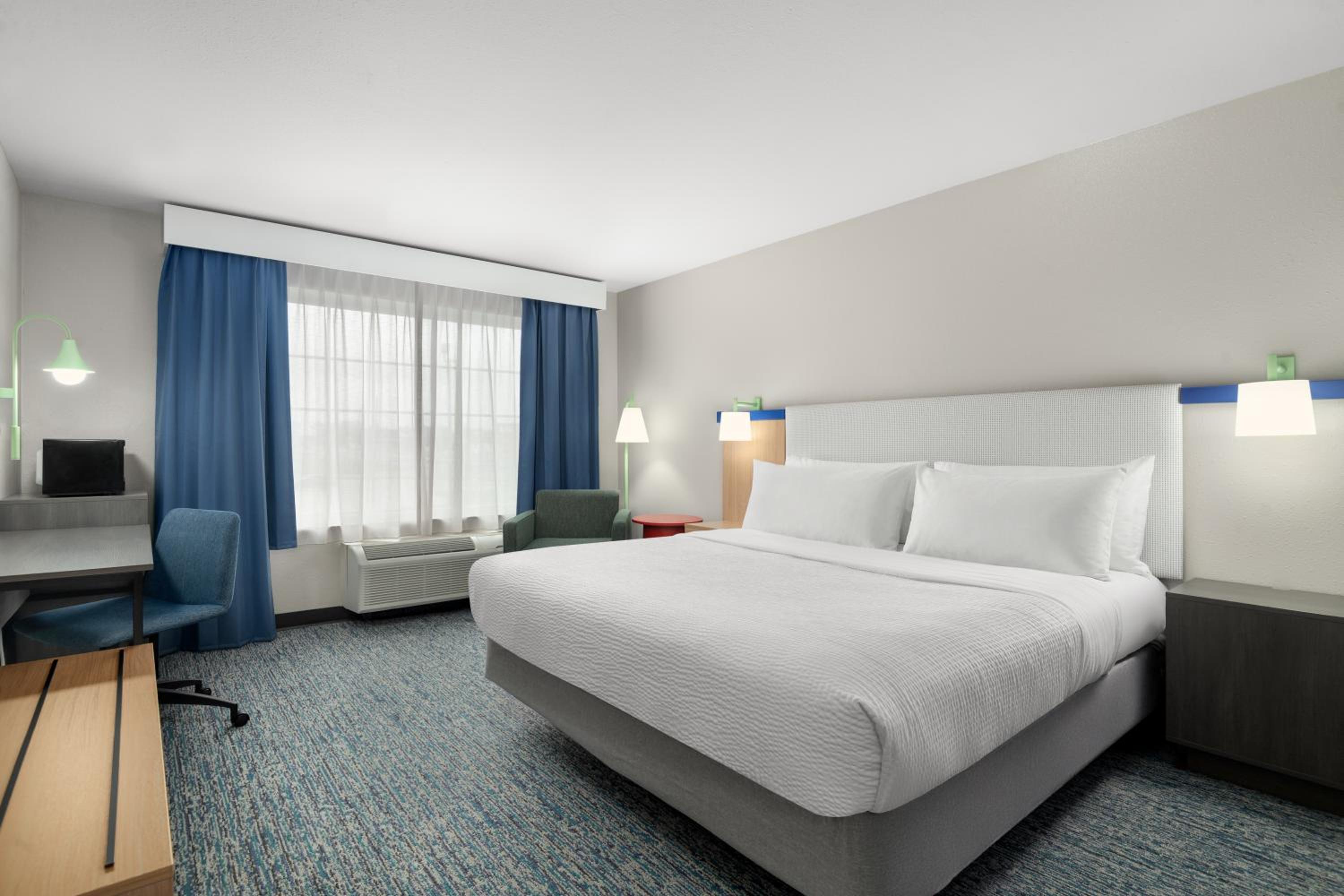 Standard King Room with Shower - Communications/Mobility Accessible - Photo 2