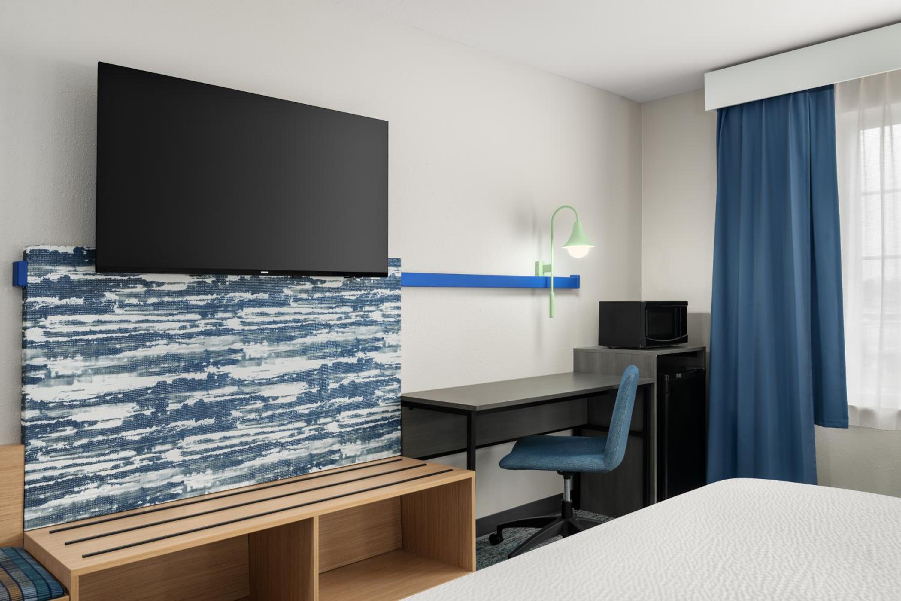 Standard King Room with Shower - Communications/Mobility Accessible - Photo 5