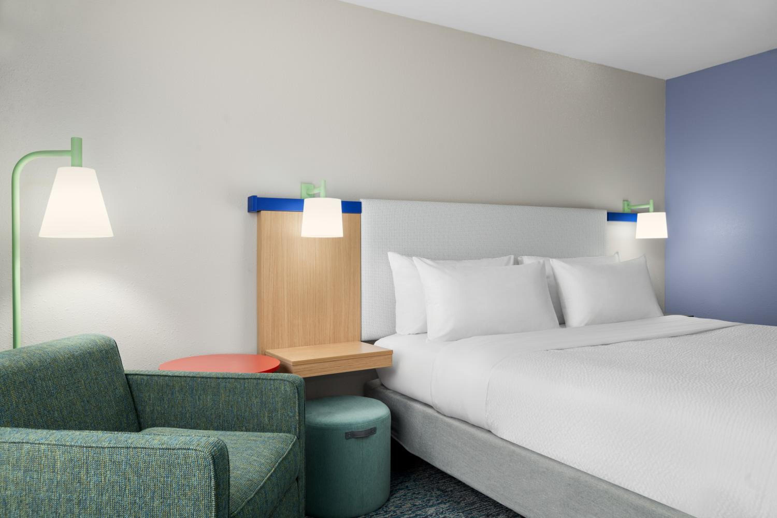 Standard King Room with Shower - Communications/Mobility Accessible - Photo 3