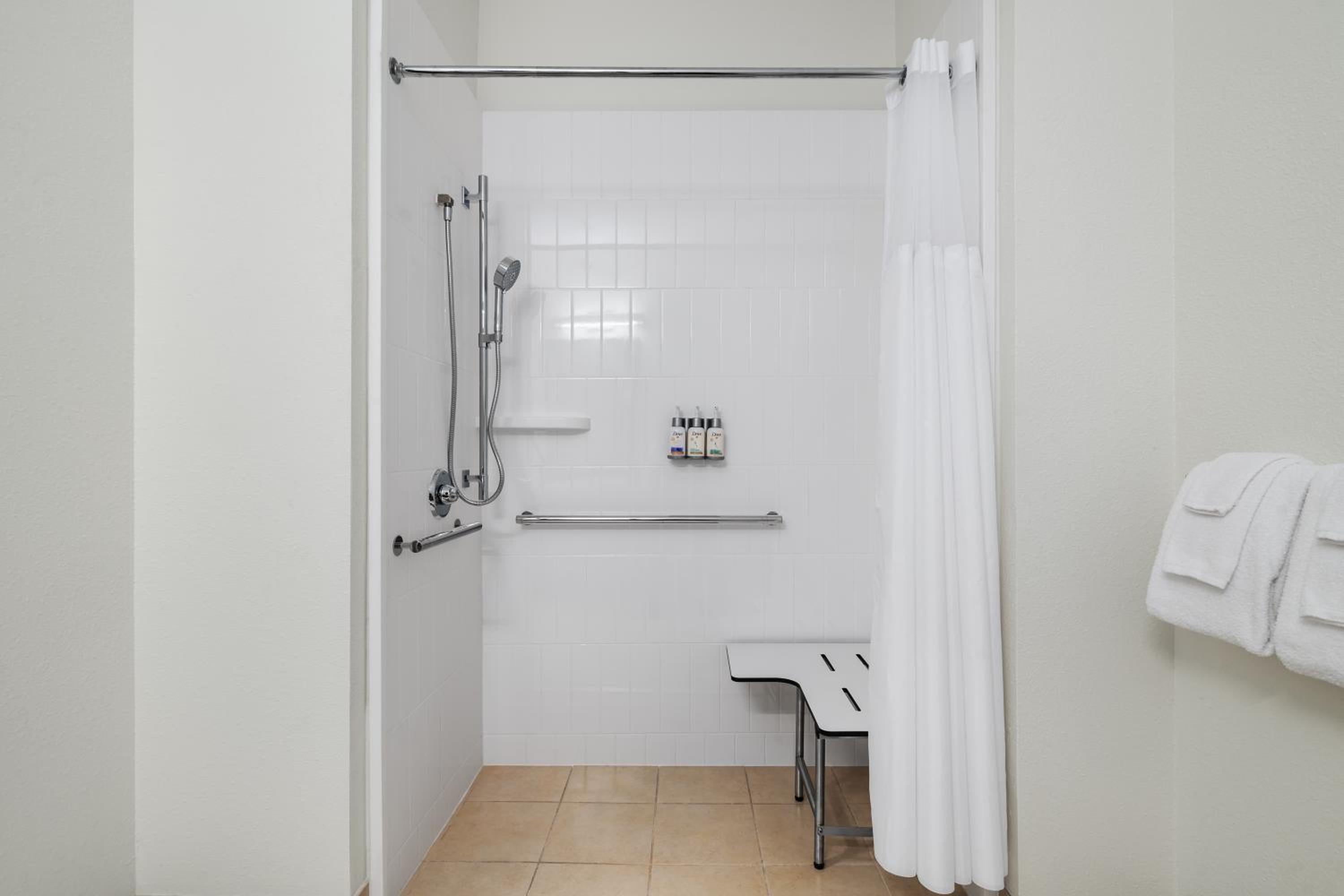 Standard King Room with Shower - Communications/Mobility Accessible - Photo 4