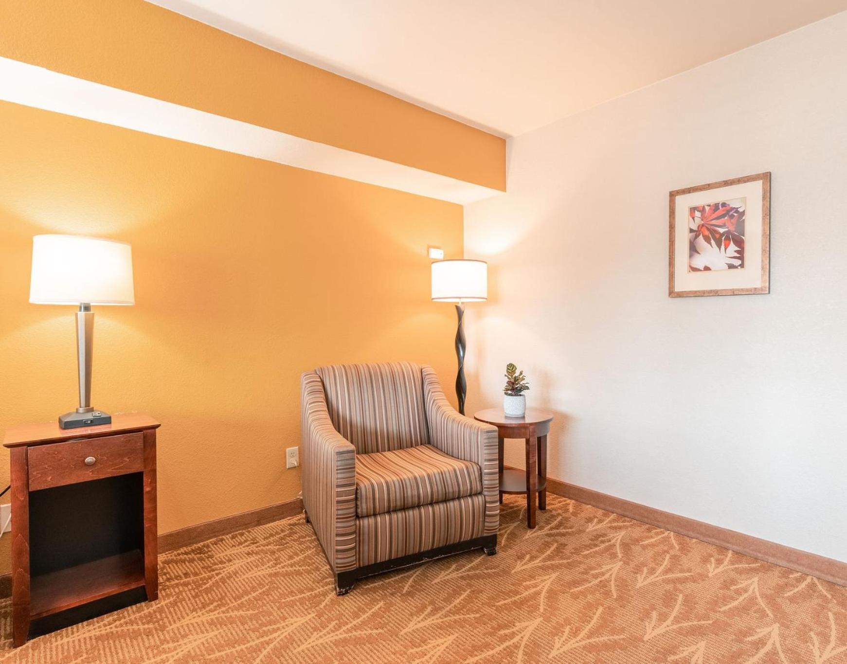 Queen Room photo 2