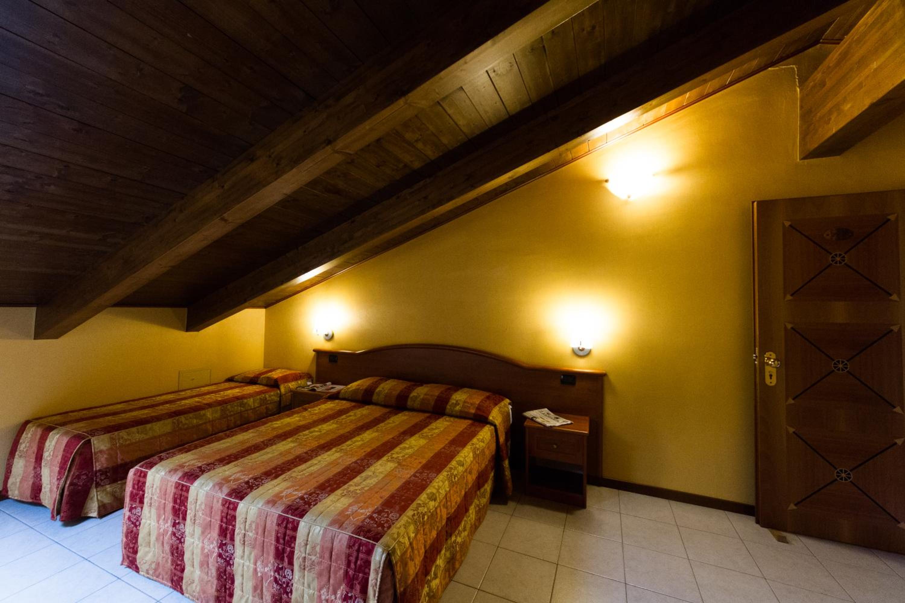 Standard Triple Room - Photo 3