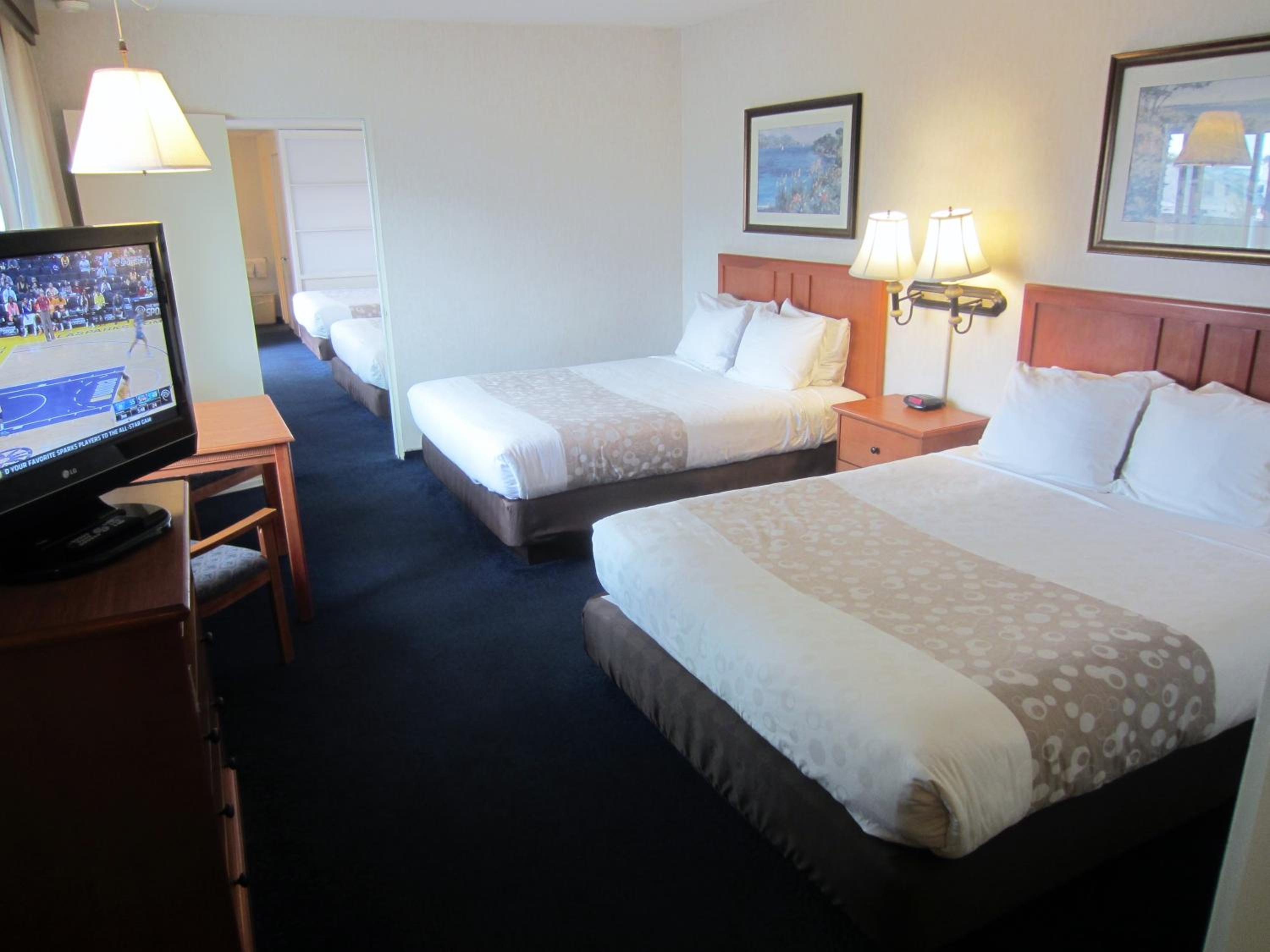 2 Queen Beds - Non-Smoking photo 3