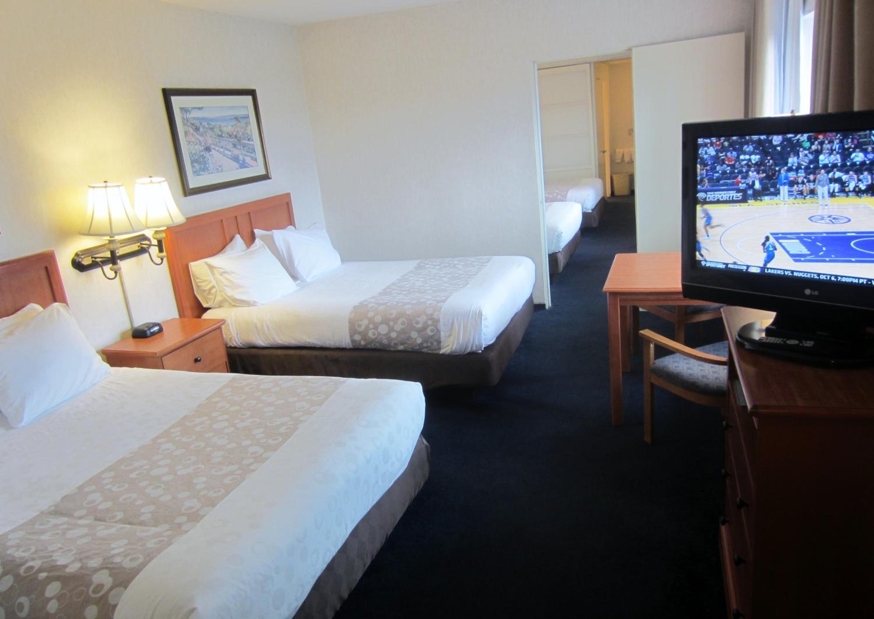 2 Queen Beds - Non-Smoking photo 1
