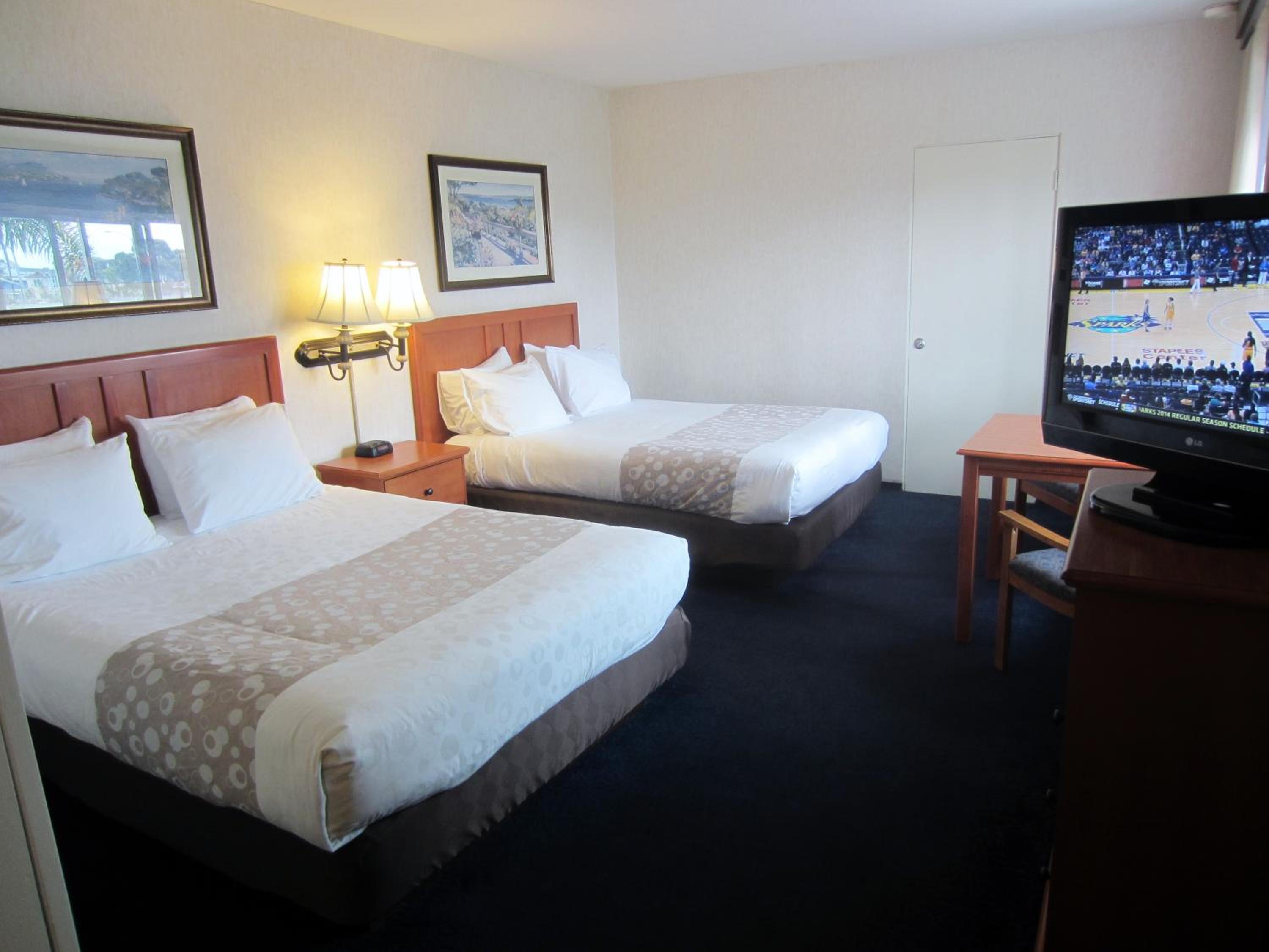 2 Queen Beds - Non-Smoking photo 2