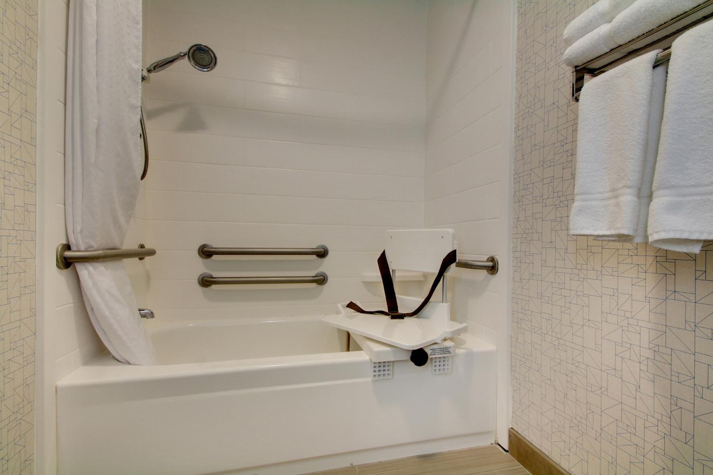 Double Room with Two Double Beds- Disability Access Tran Shower/Non-Smoking - Photo 7