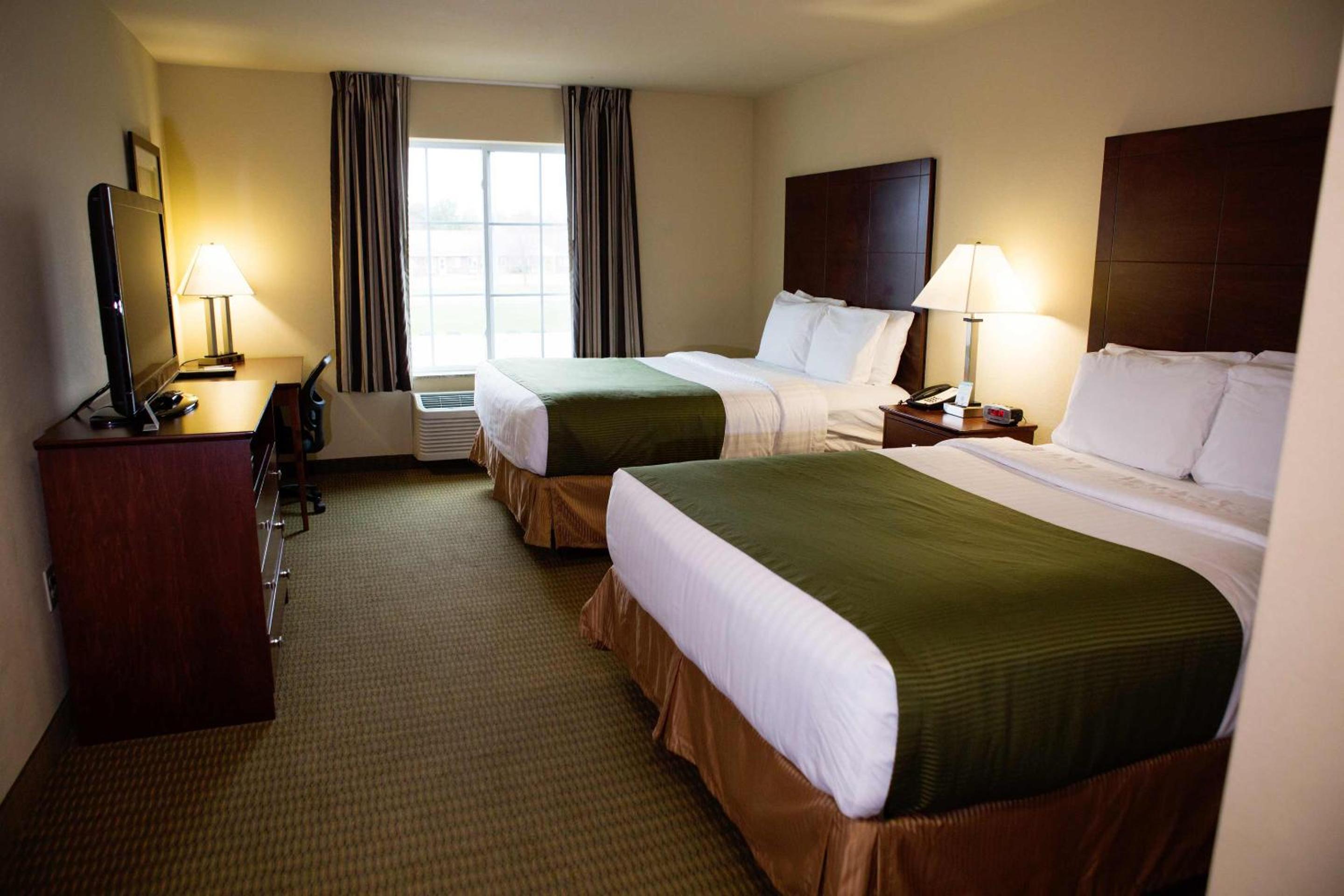 Queen Room with Two Queen Beds - Disability Access photo 3