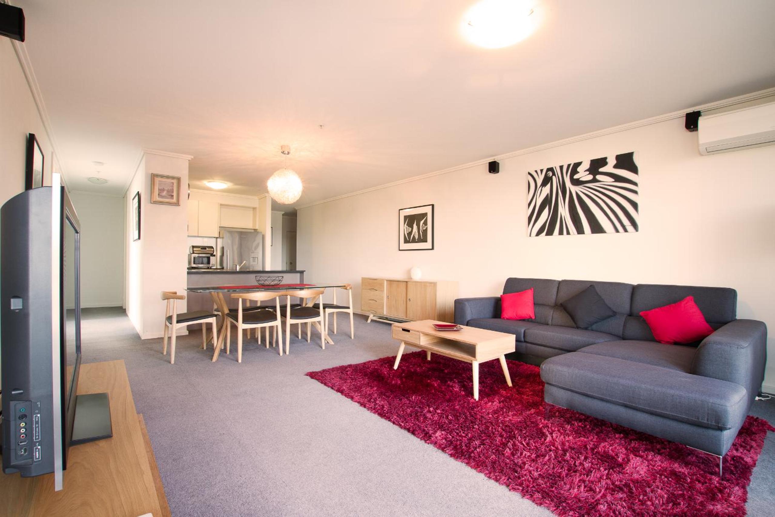 Deluxe Three-Bedroom Two Bathroom Apartment - Photo 30