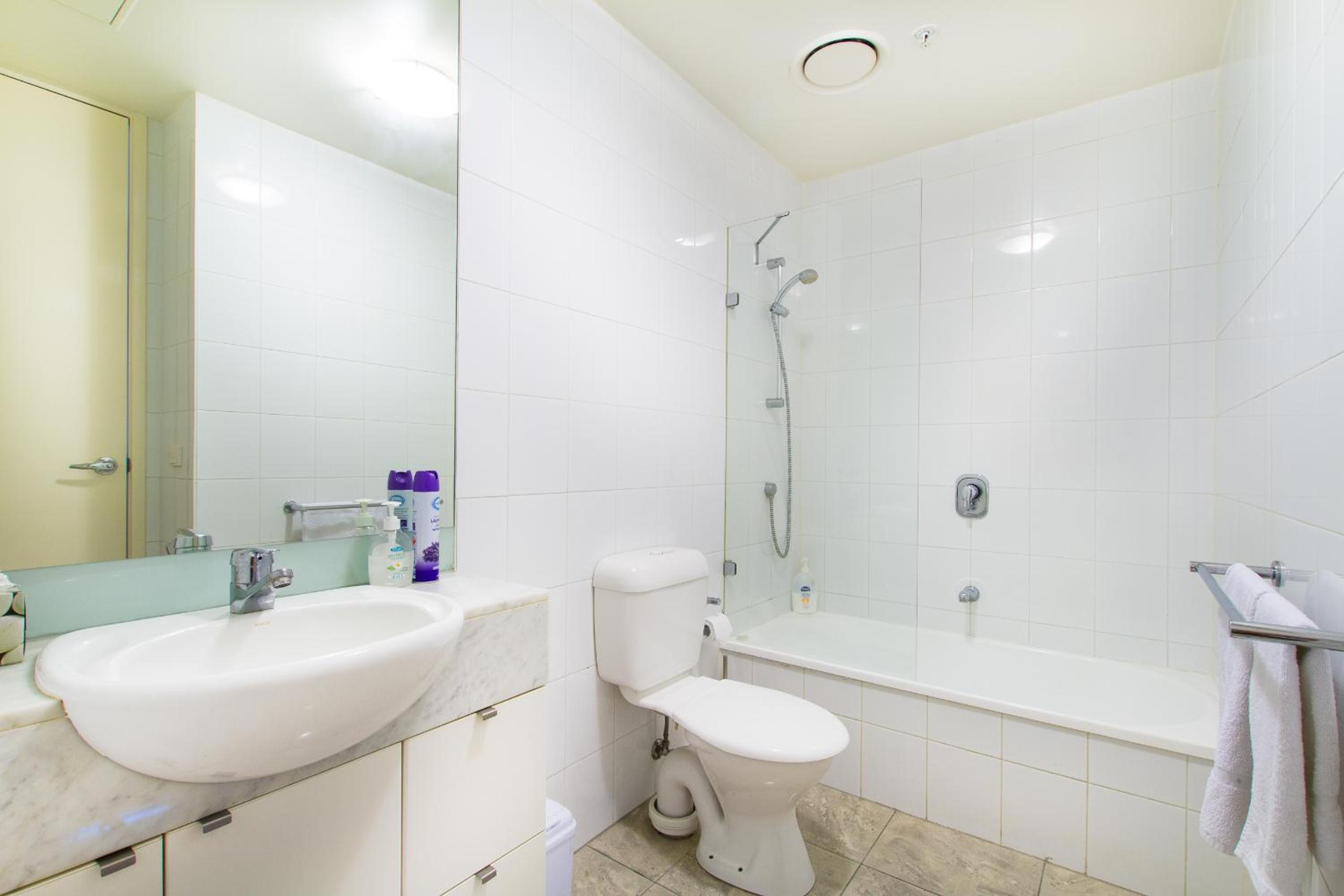 Deluxe Three-Bedroom Two Bathroom Apartment - Photo 20