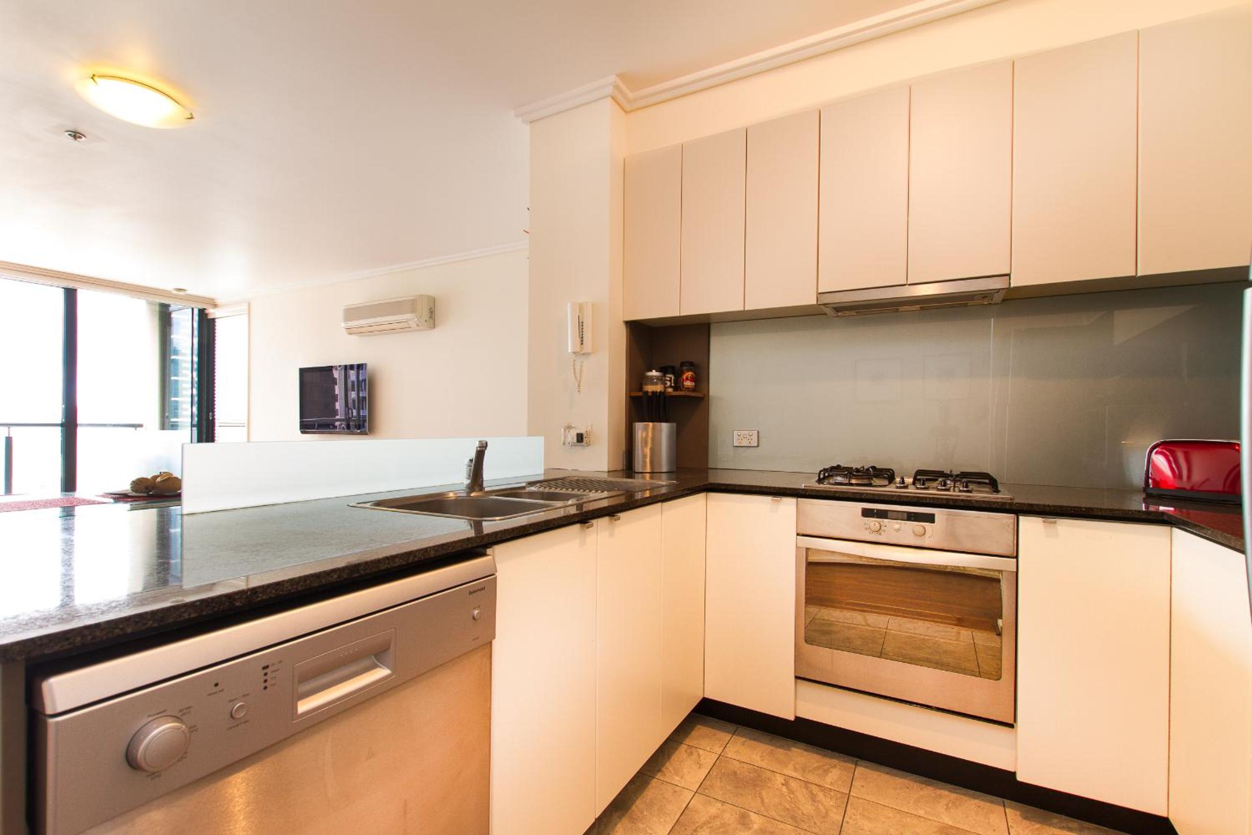Deluxe Three-Bedroom Two Bathroom Apartment - Photo 3