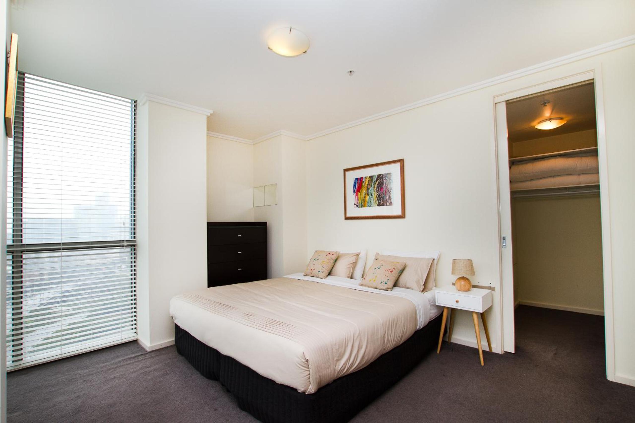 Deluxe Three-Bedroom Two Bathroom Apartment - Photo 4