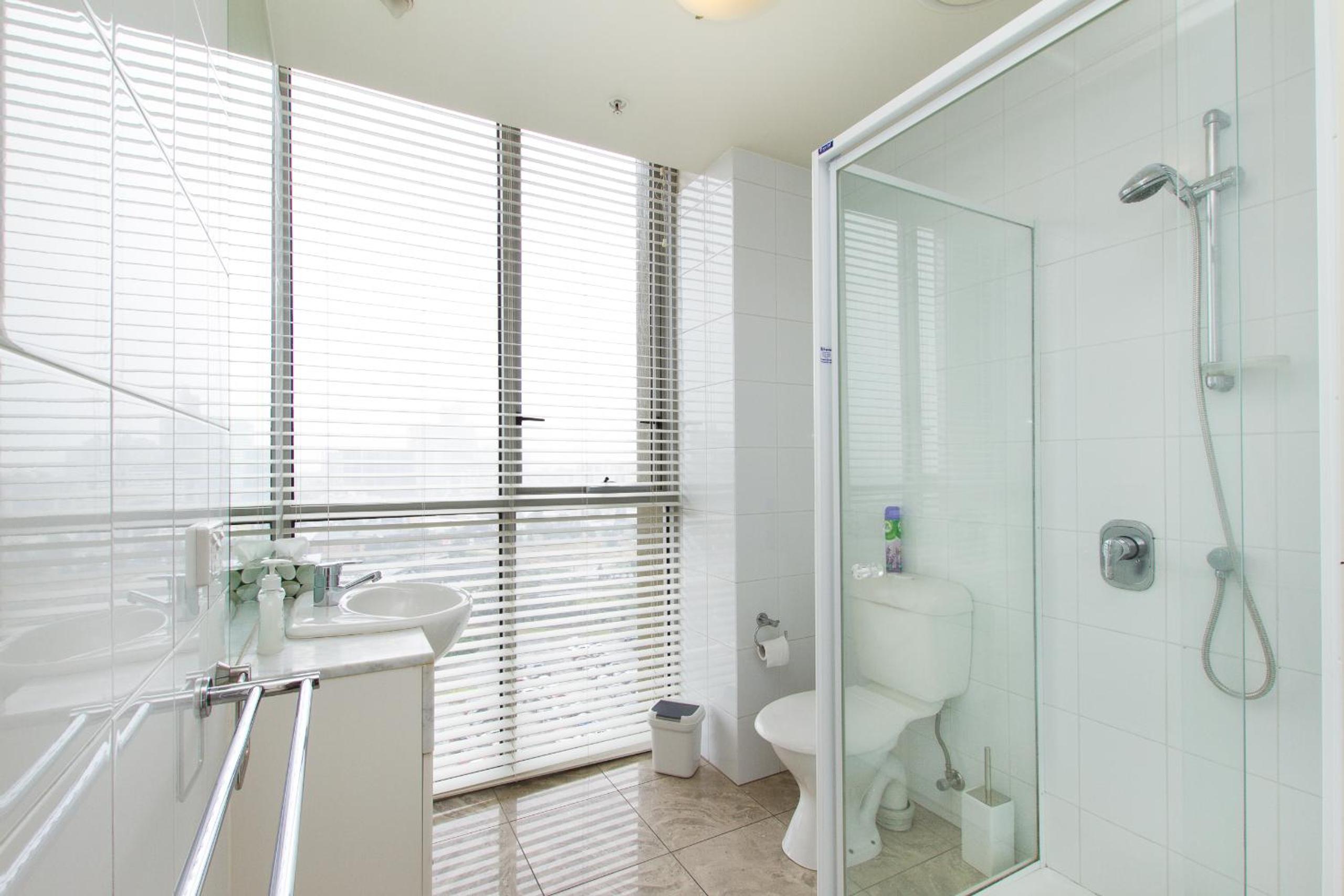 Deluxe Three-Bedroom Two Bathroom Apartment - Photo 21