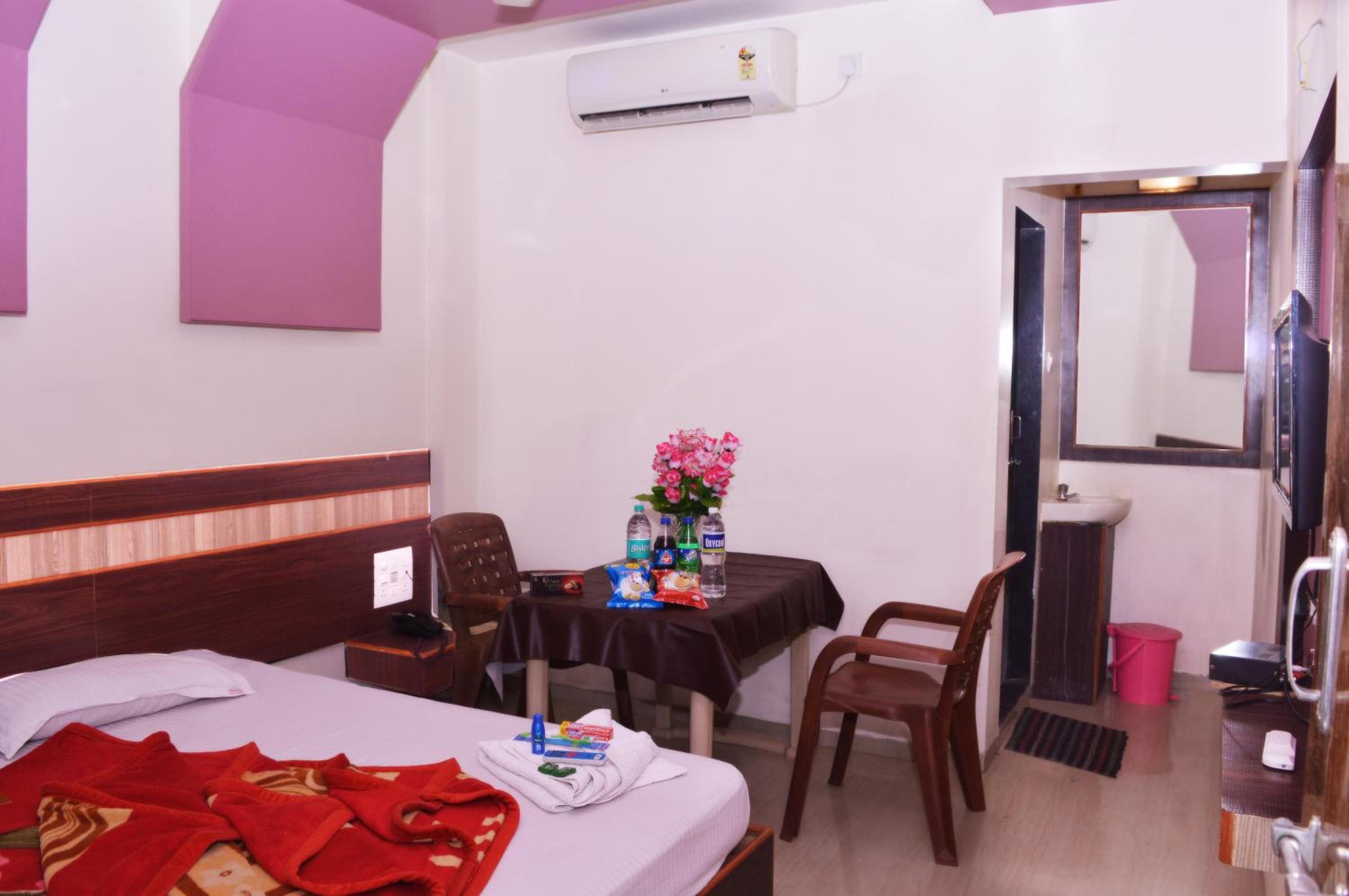 Deluxe Double room Non AC photo 2
