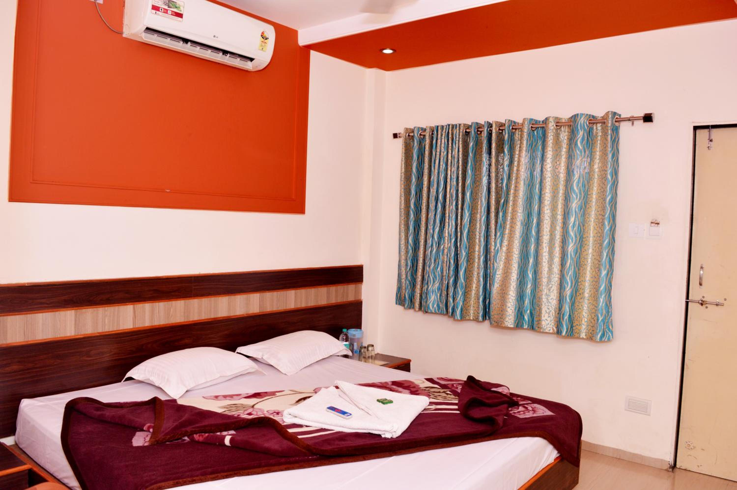Deluxe Double room Non AC photo 3
