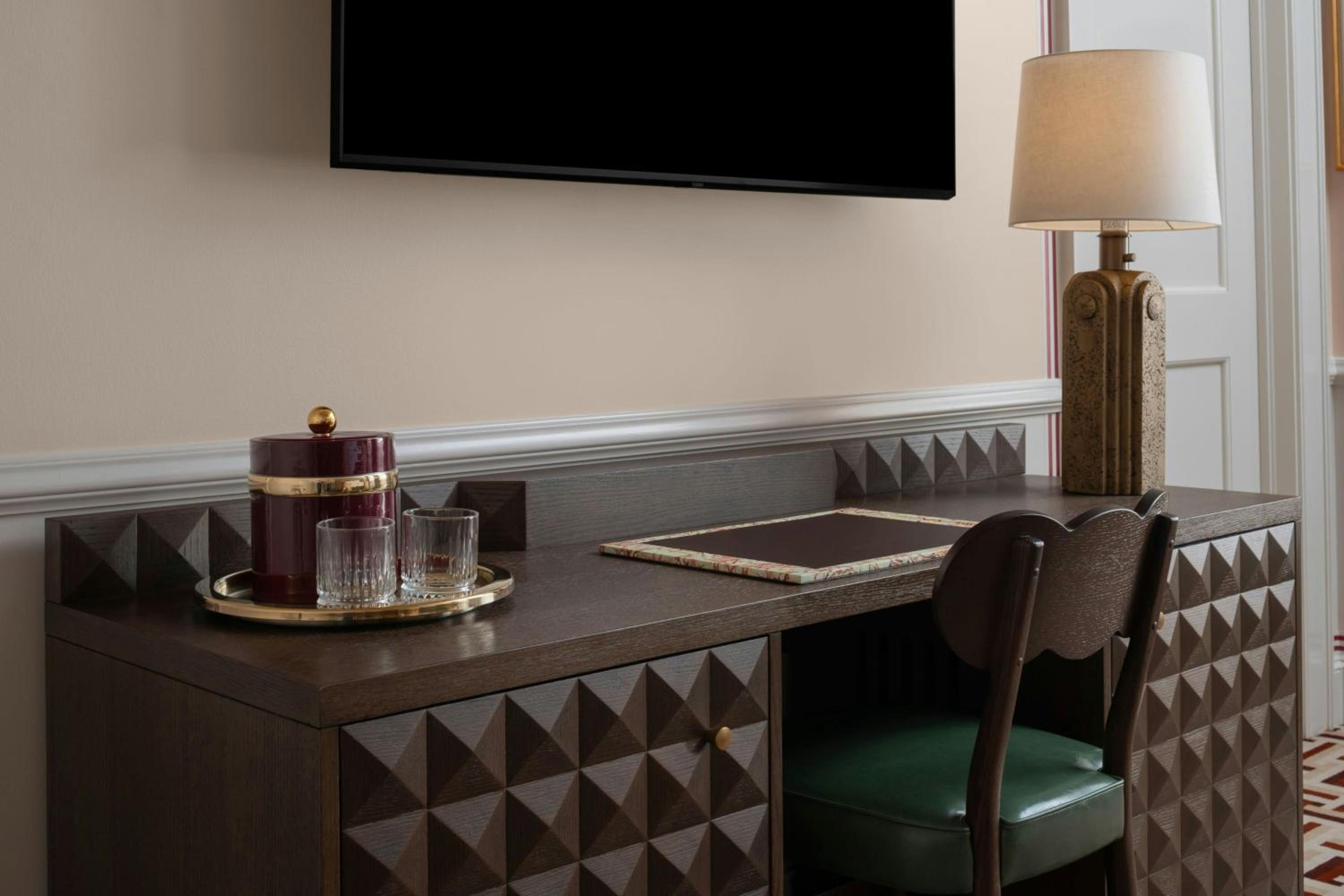 Deluxe King Room - Photo 8