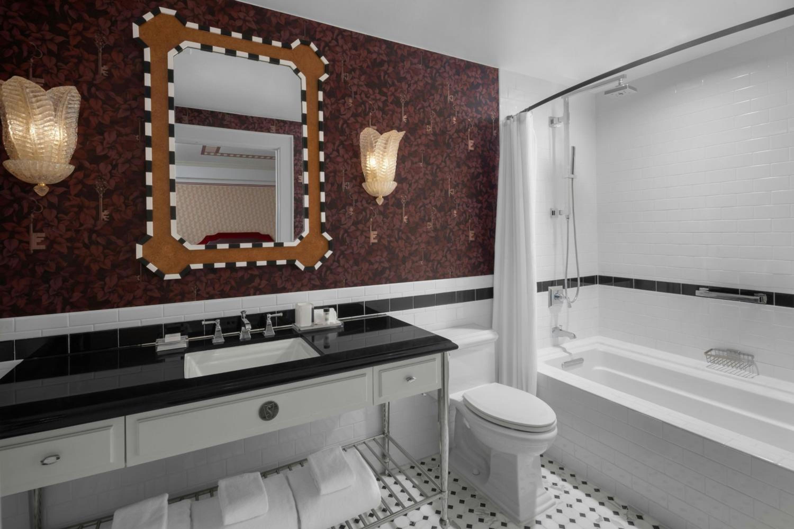 Deluxe King Room - Photo 10