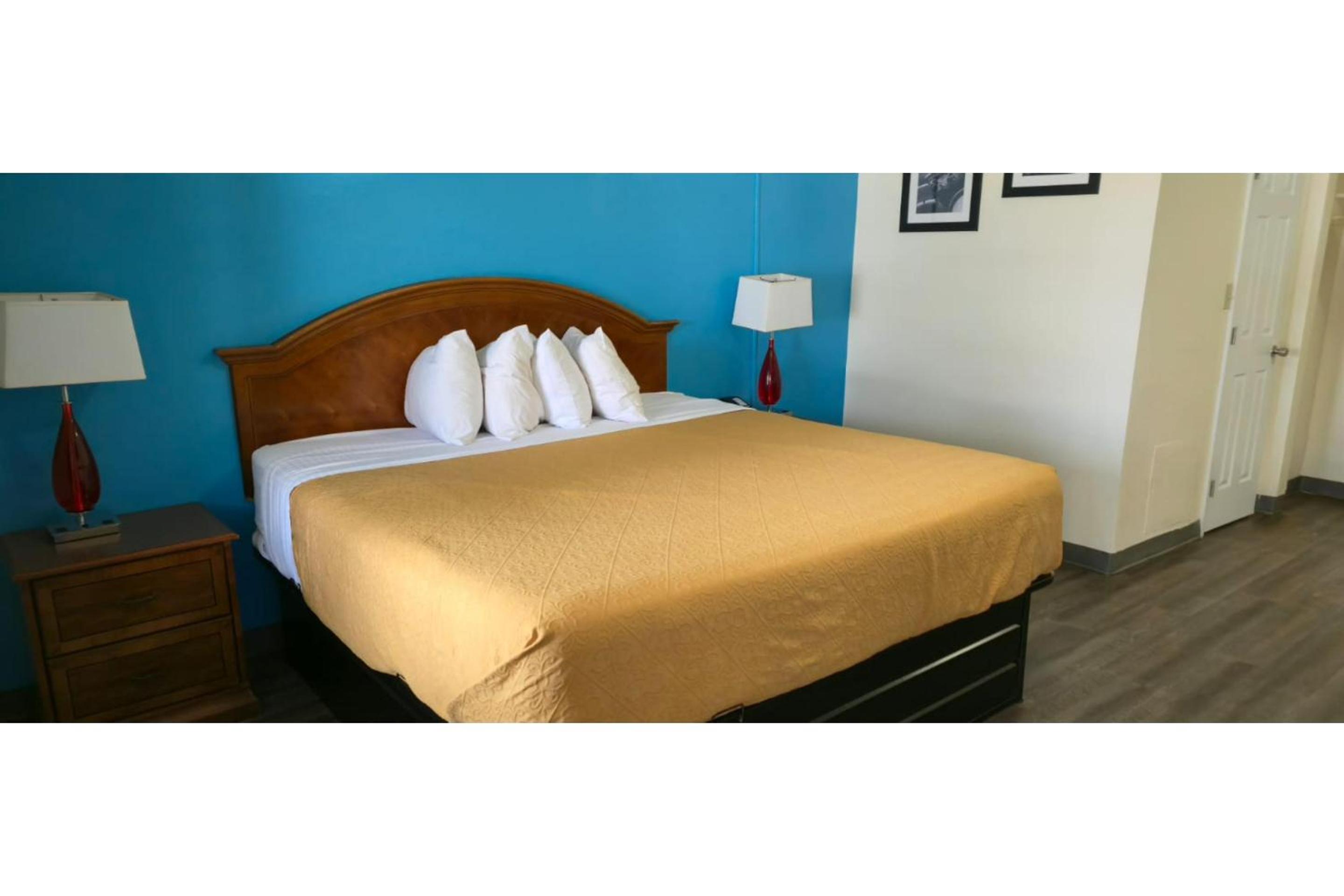King Bed Non-Smoking - Photo 4