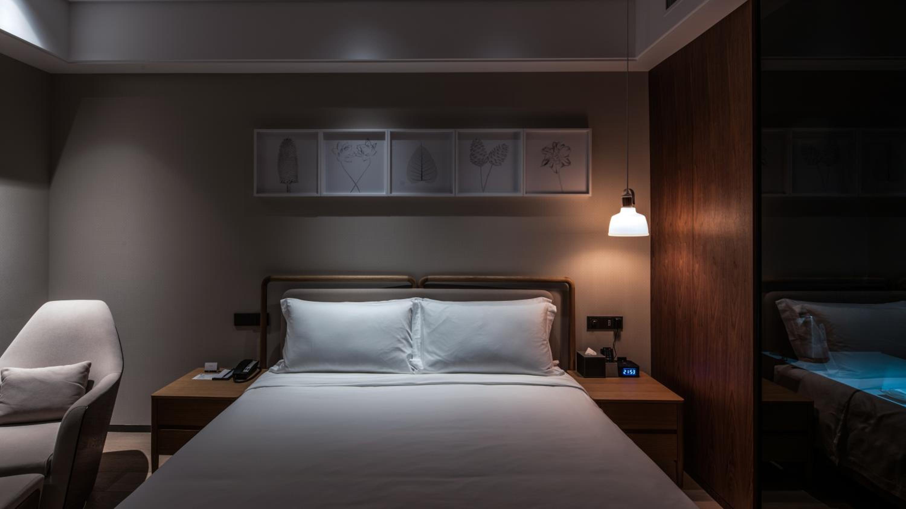 King-sized room-Free MiniBar and Free daily afternoon tea photo 1