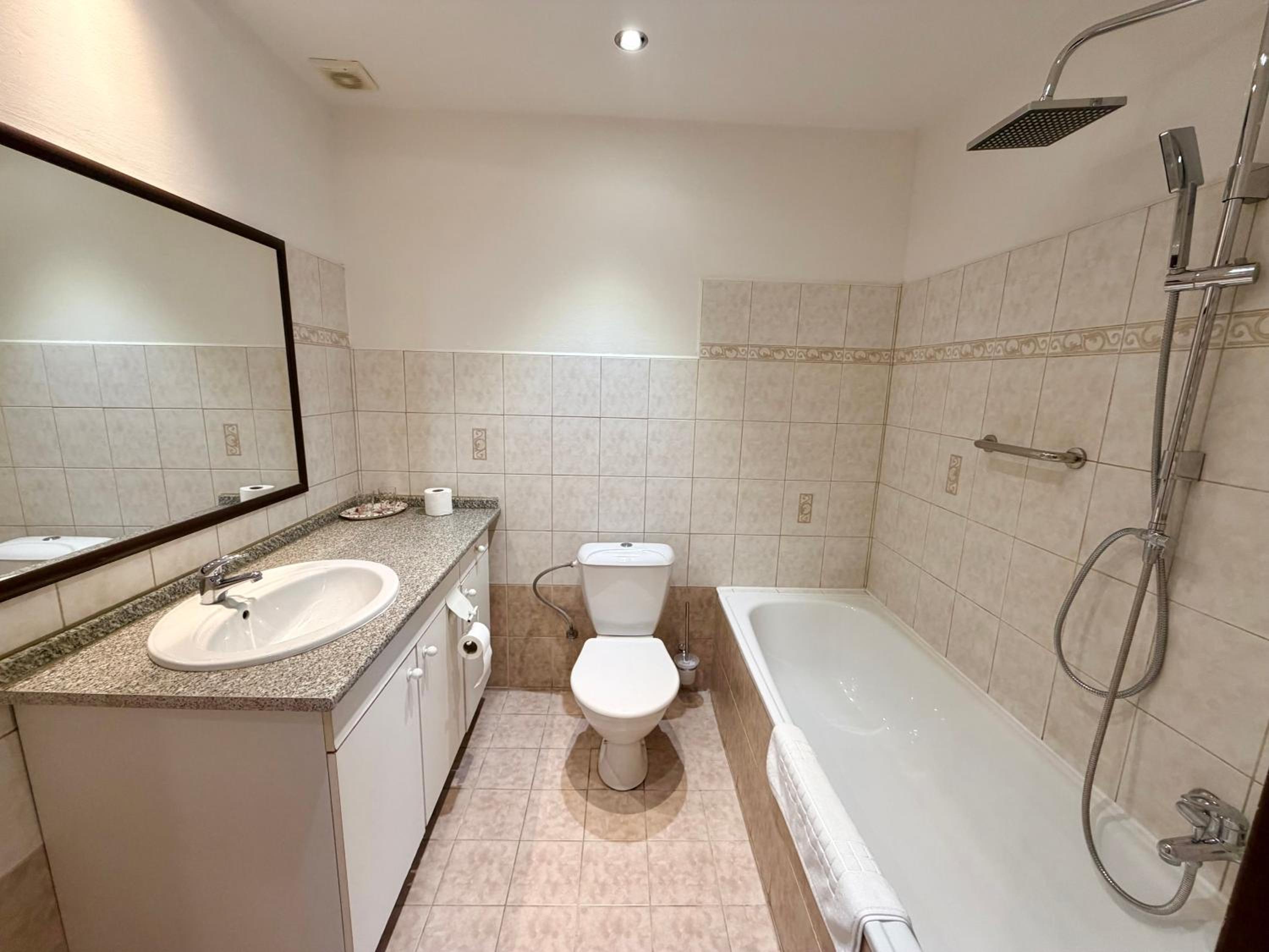 Single Room with Bath photo 3