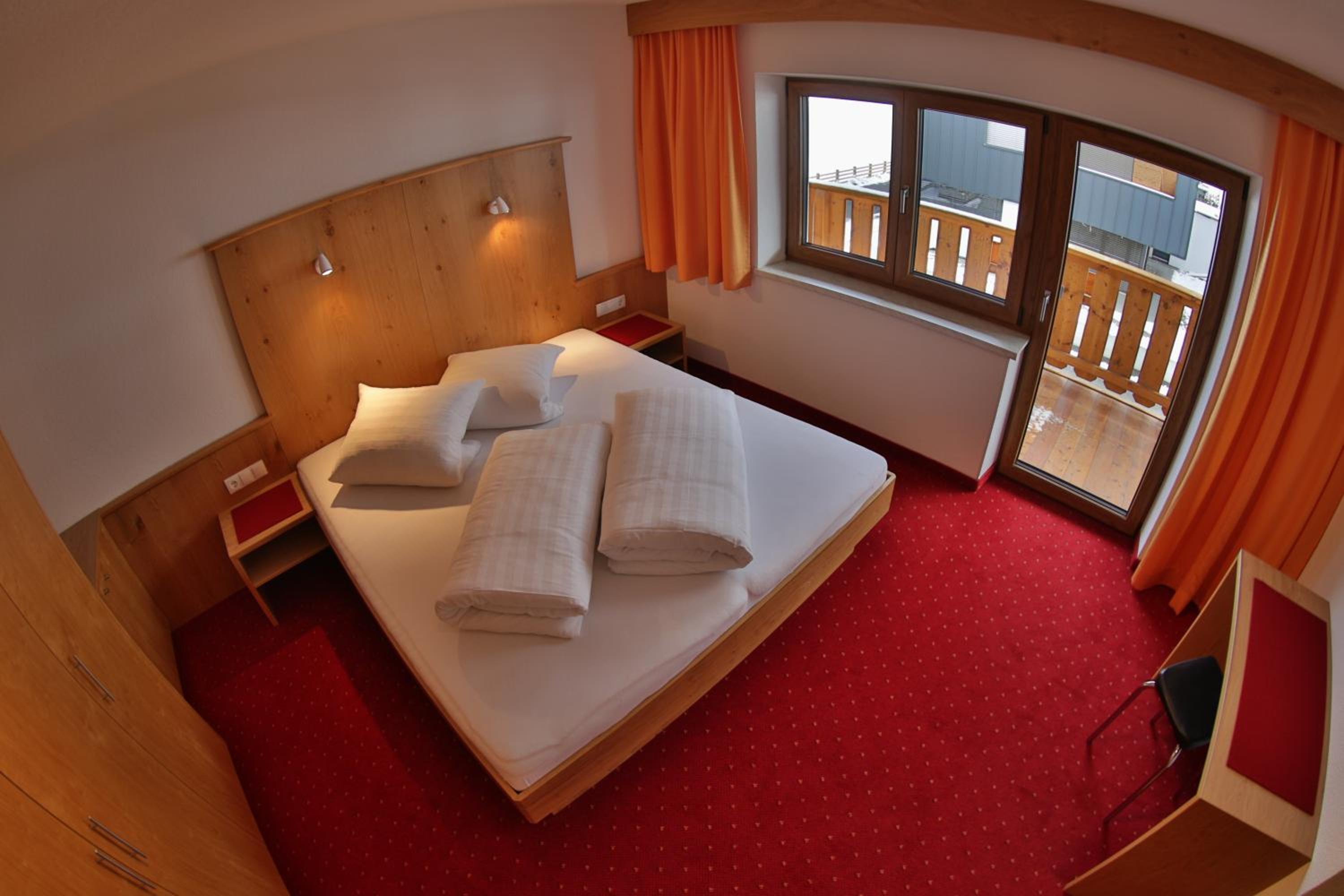 Two-Bedroom Apartment with Balcony photo 2