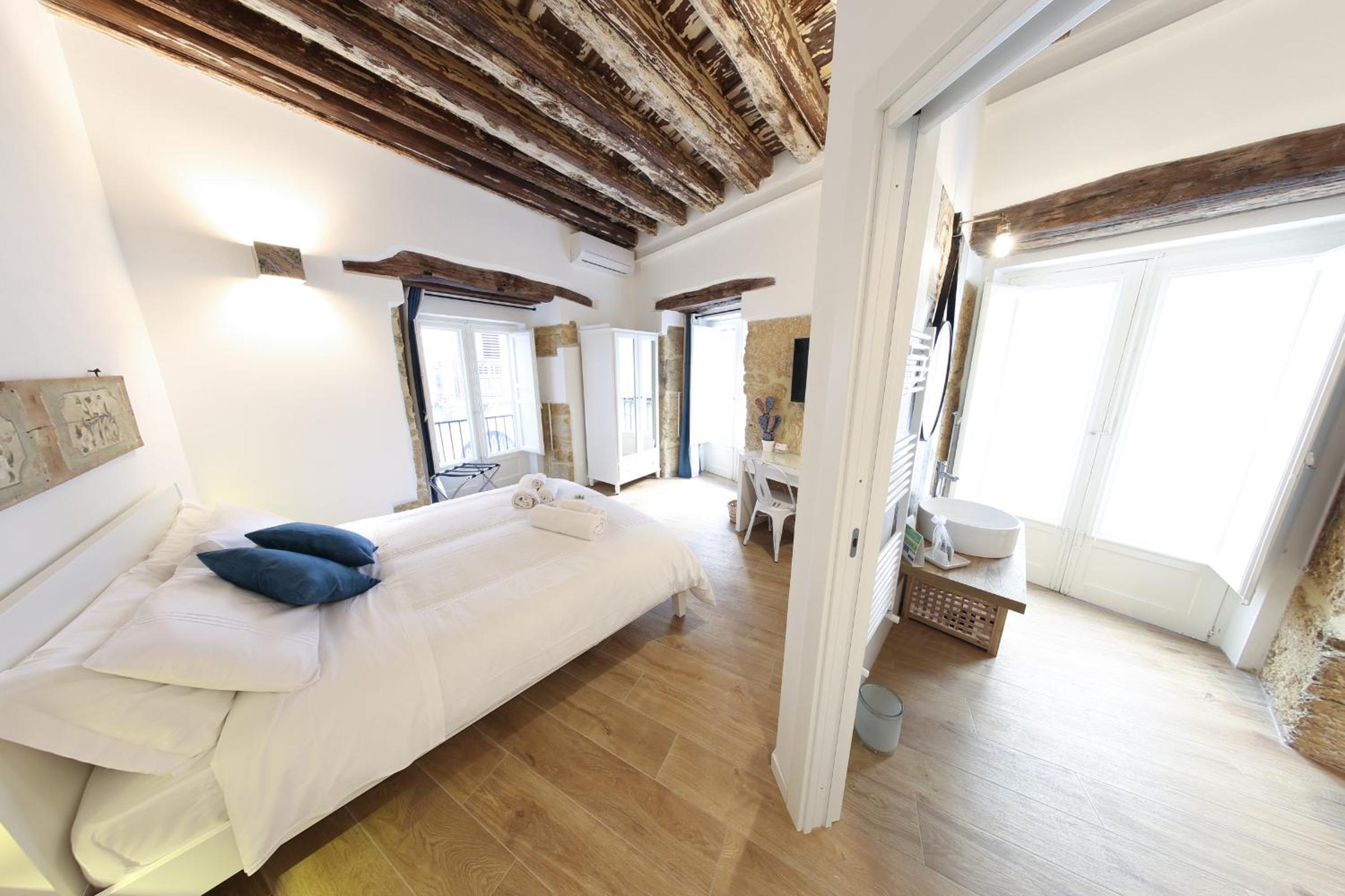 Deluxe Double Room with Balcony - Photo 1