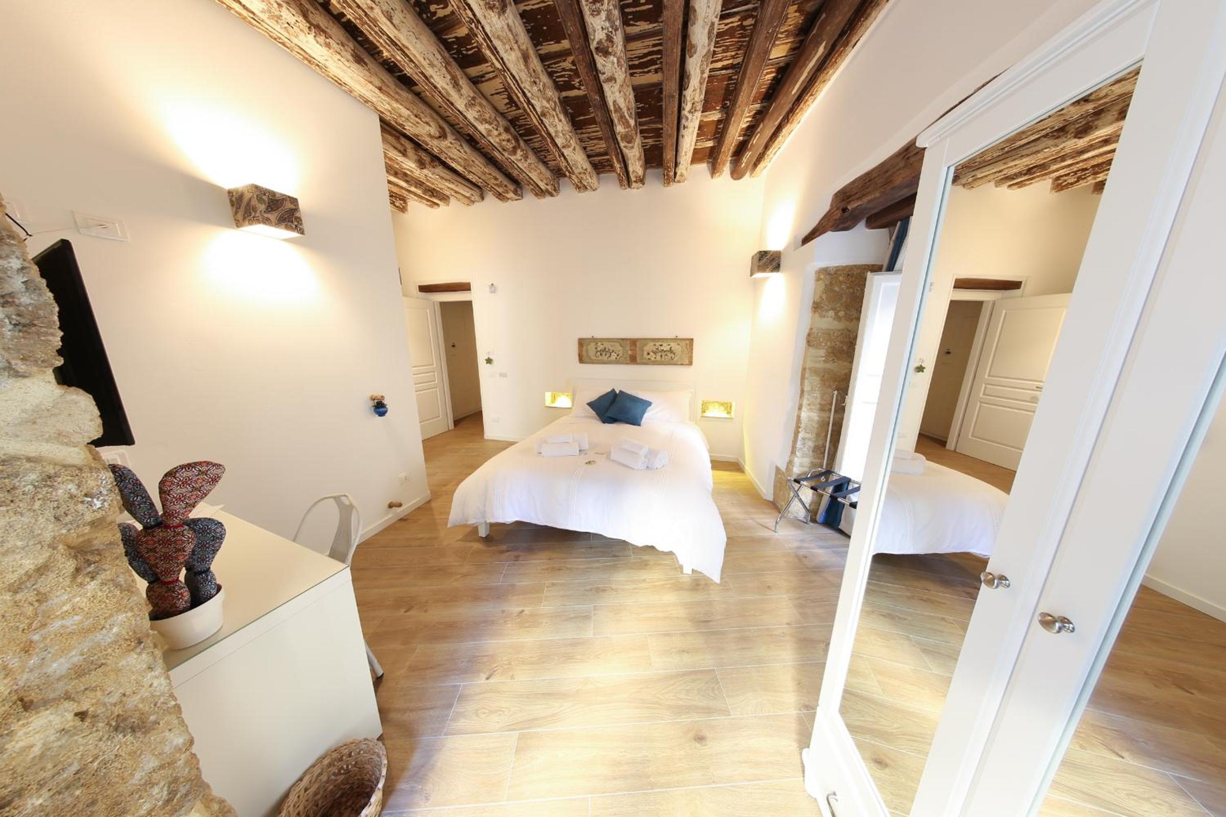 Deluxe Double Room with Balcony - Photo 10
