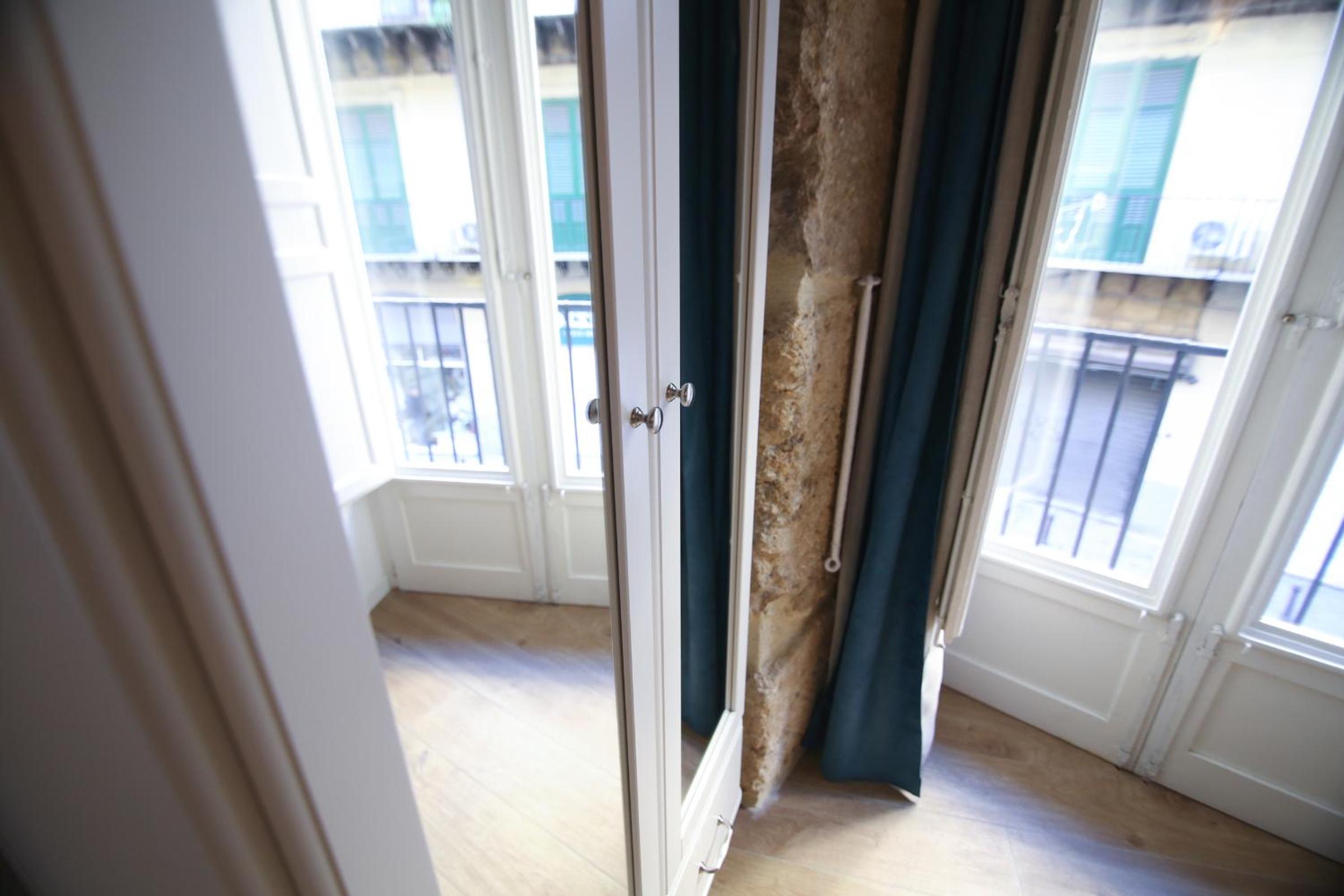 Deluxe Double Room with Balcony - Photo 3