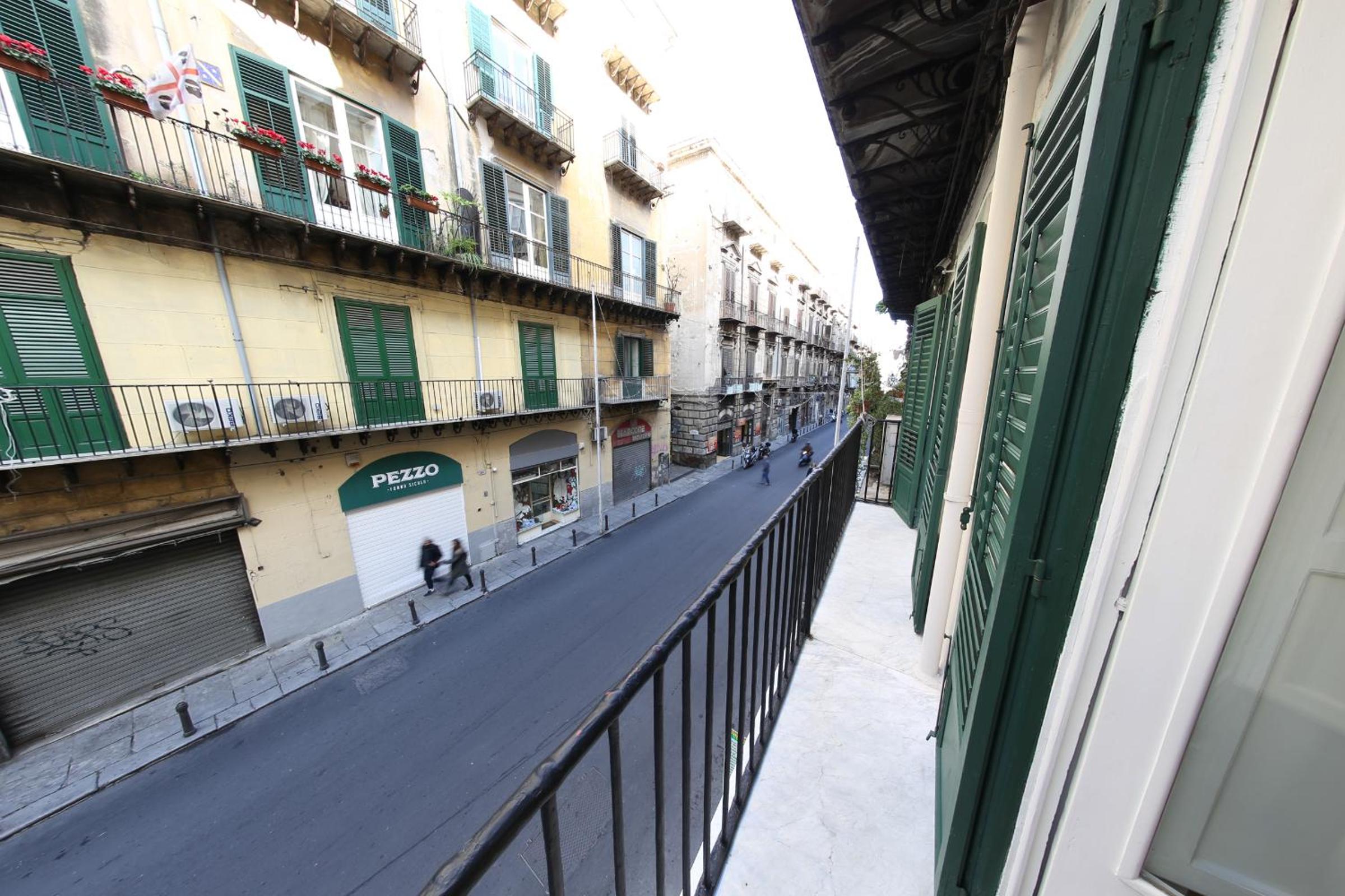 Deluxe Double Room with Balcony - Photo 8