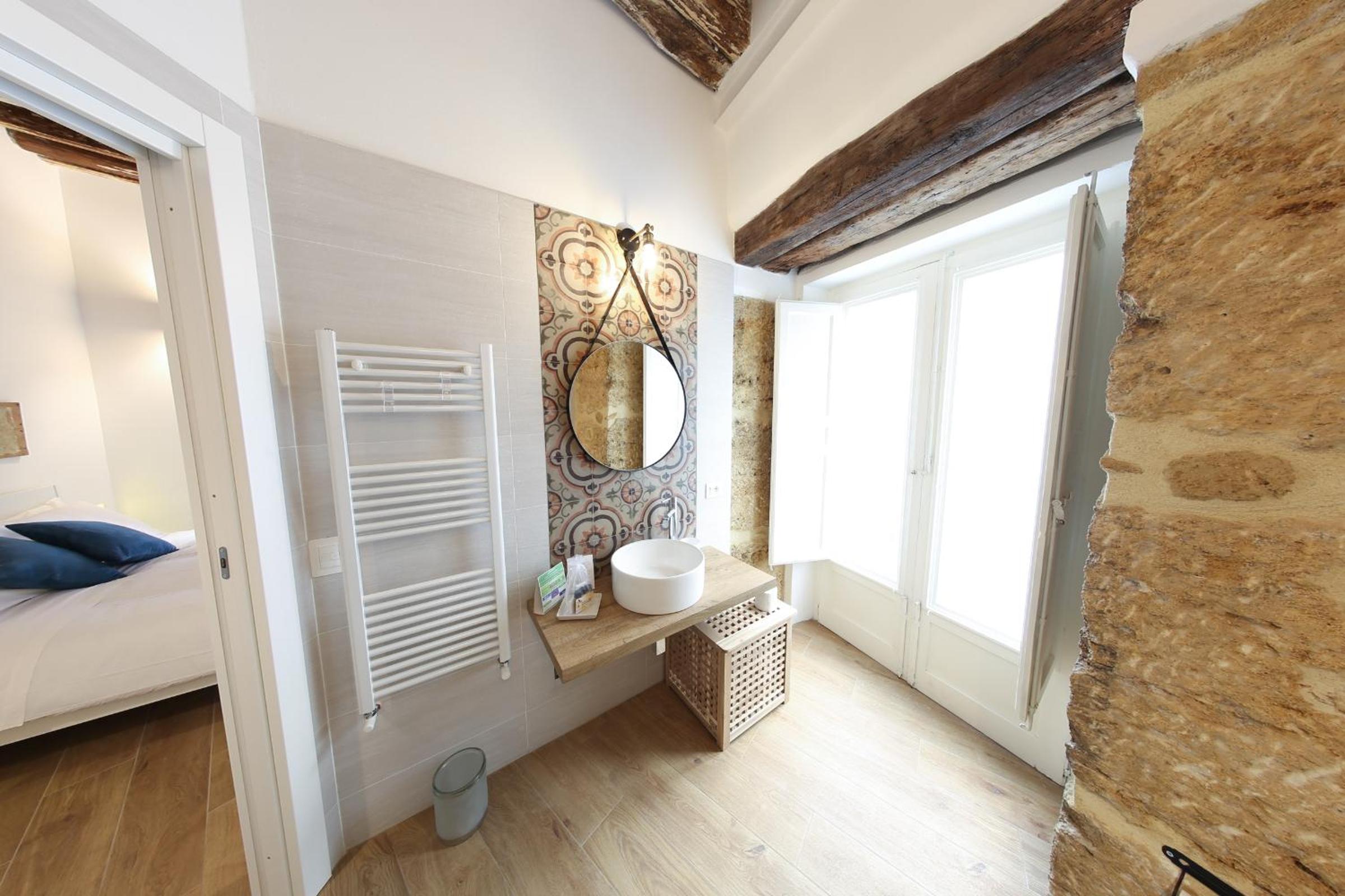 Deluxe Double Room with Balcony - Photo 15