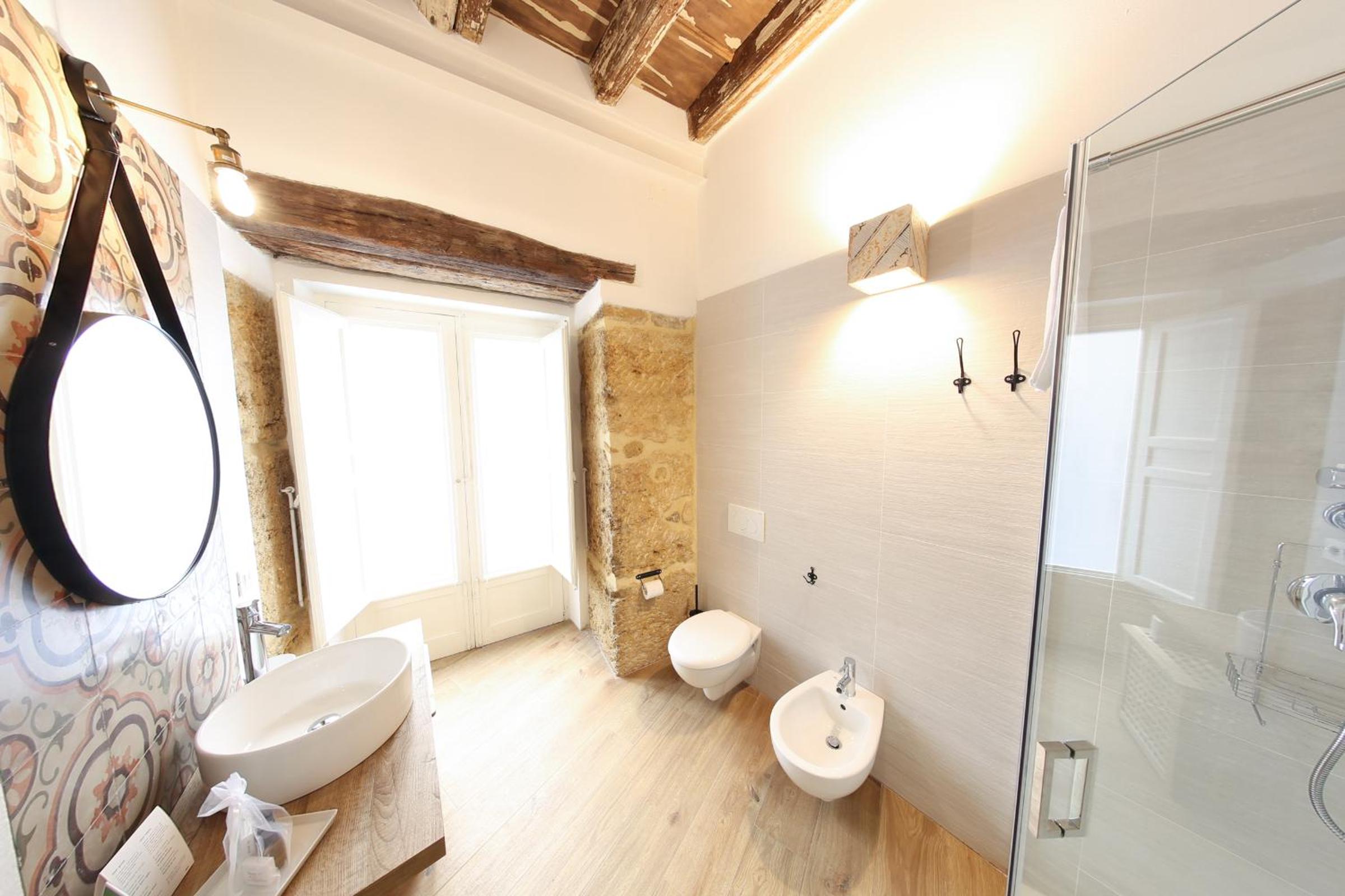 Deluxe Double Room with Balcony - Photo 16