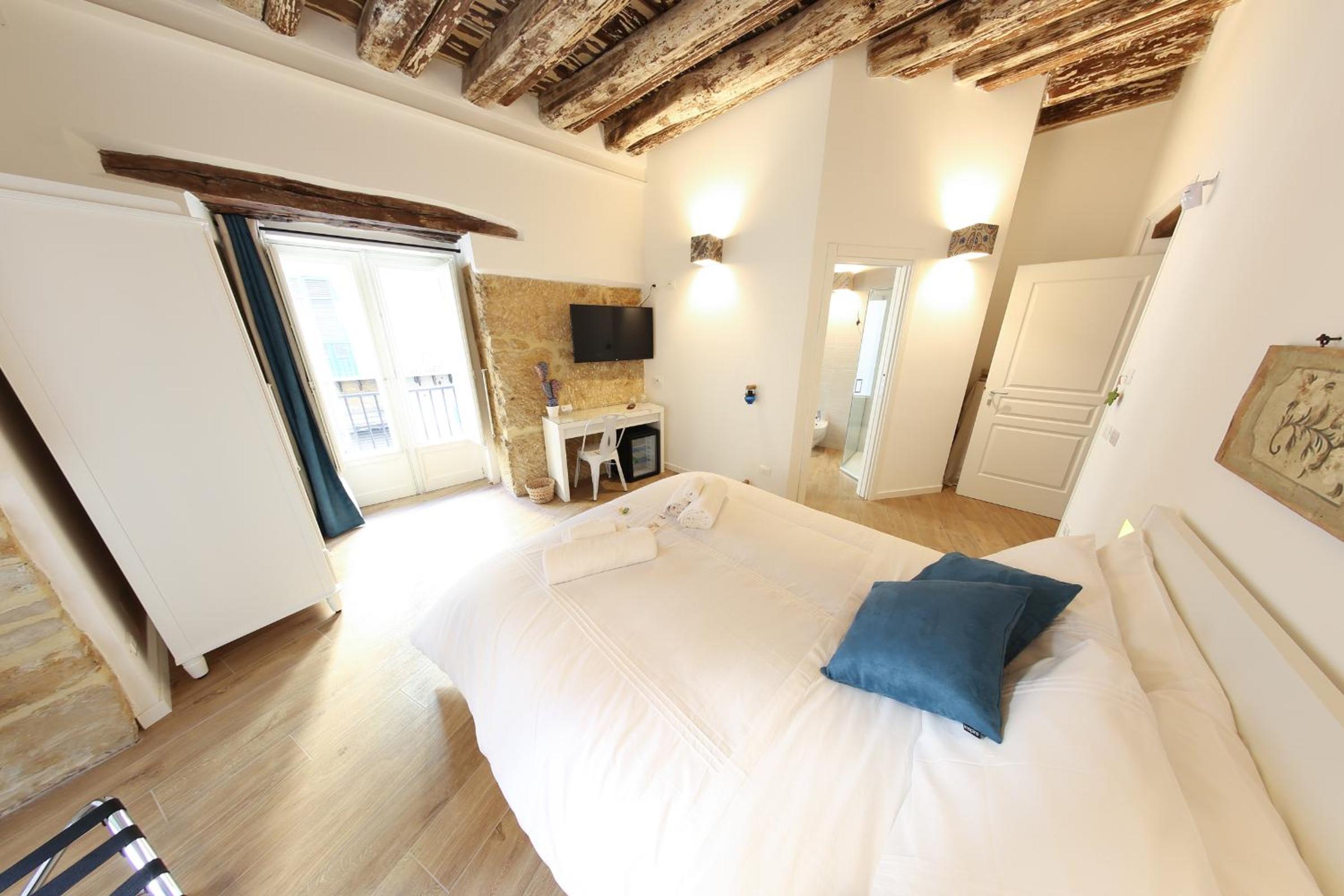 Deluxe Double Room with Balcony - Photo 11
