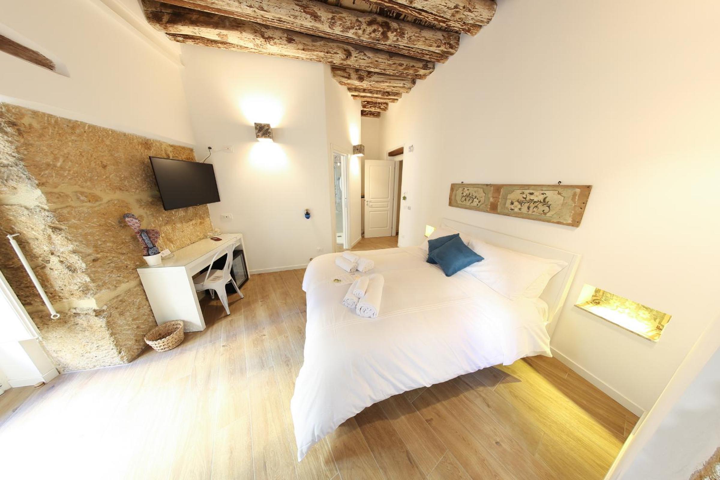 Deluxe Double Room with Balcony - Photo 12