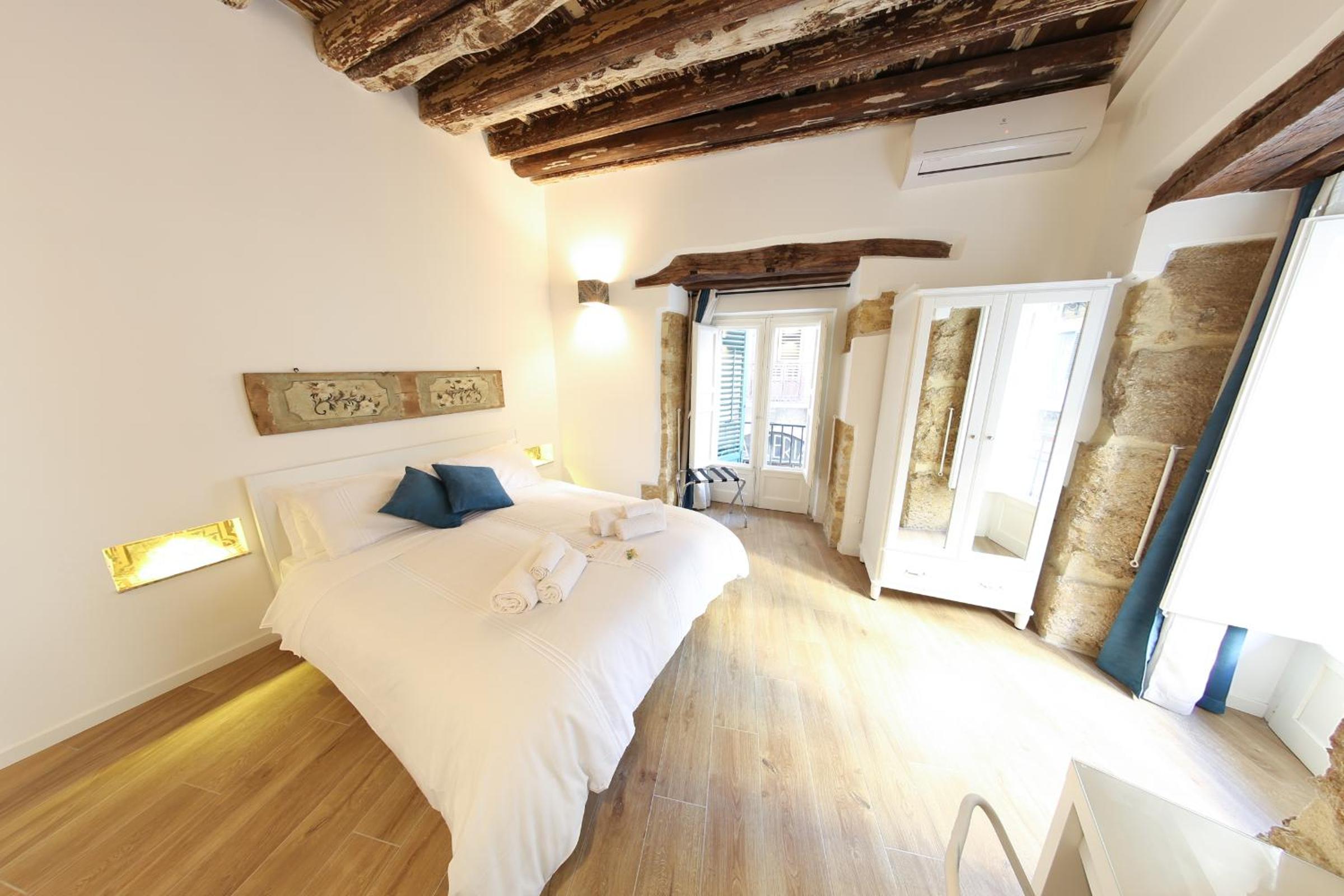 Deluxe Double Room with Balcony - Photo 13