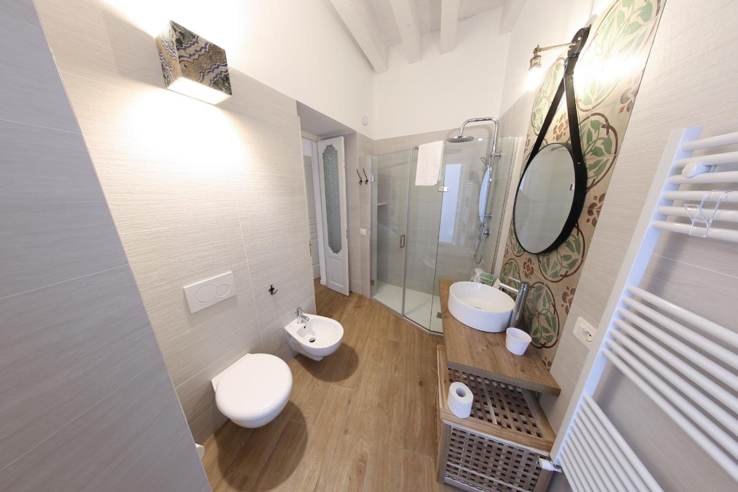 Deluxe Queen Room - Photo 5