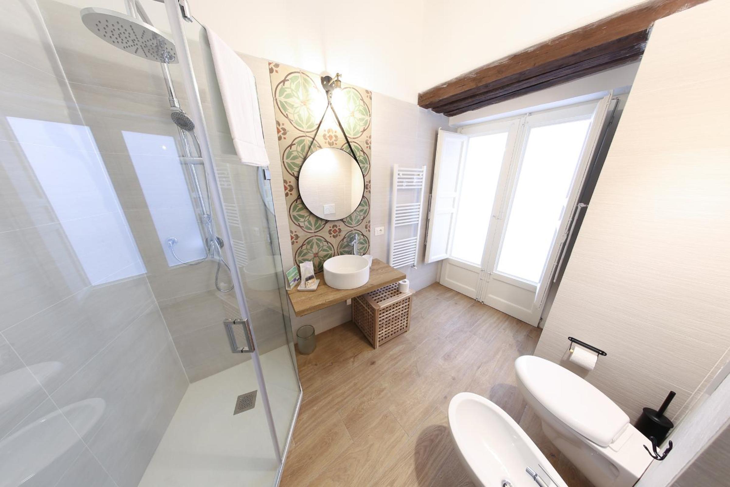 Deluxe Queen Room - Photo 6