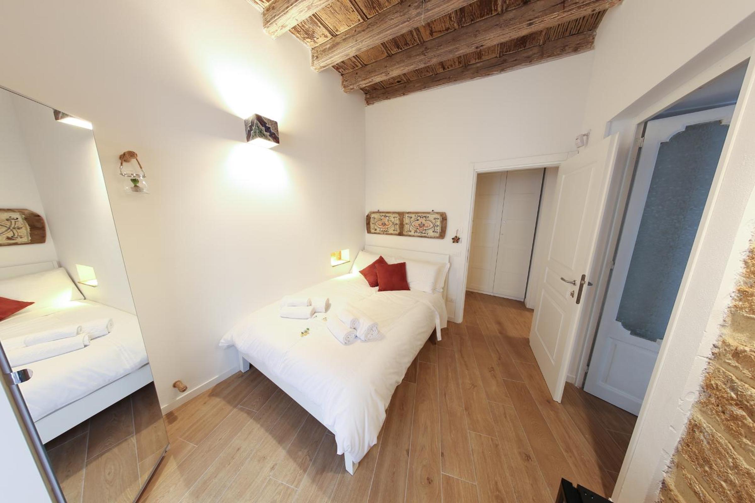 Deluxe Queen Room - Photo 11