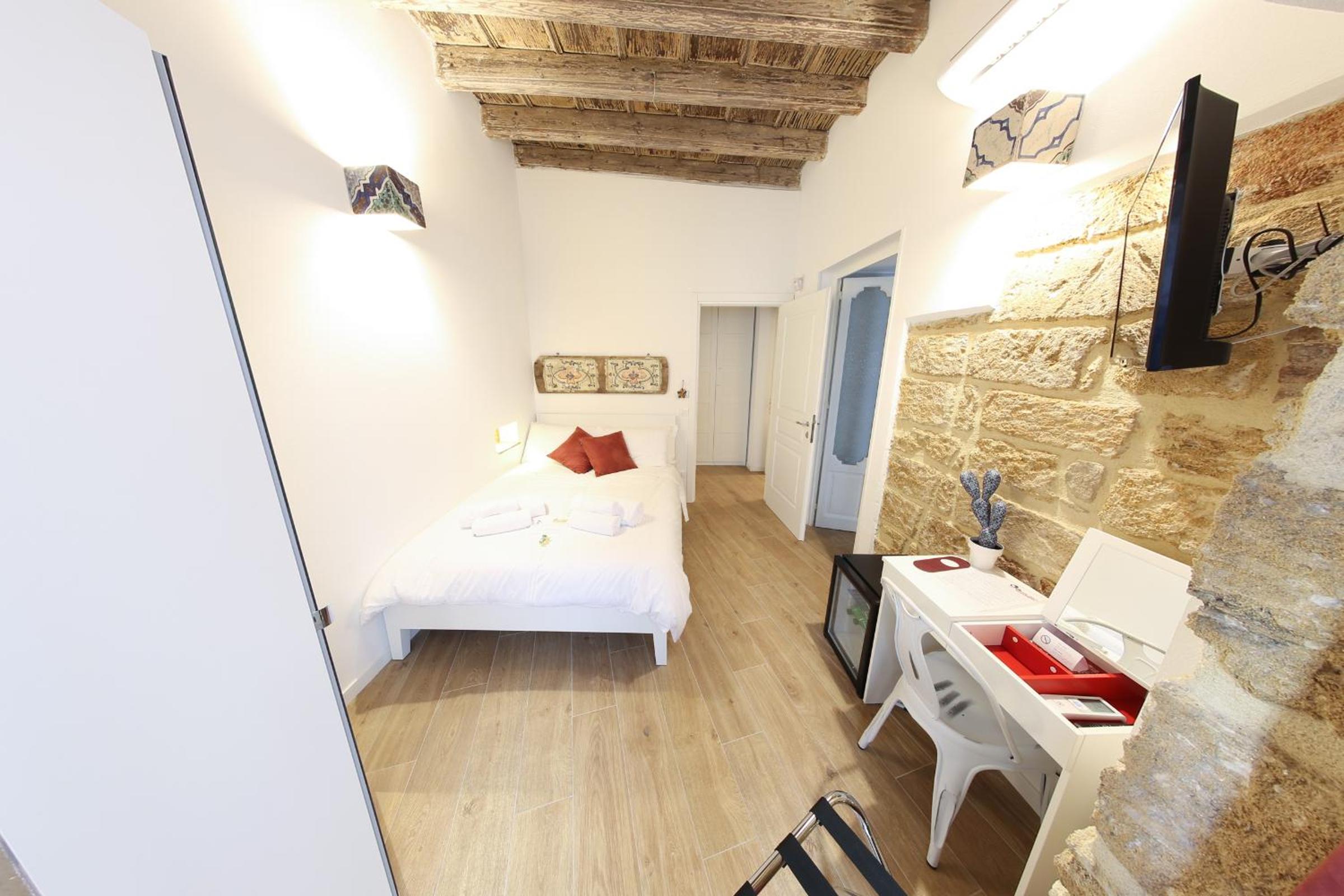 Deluxe Queen Room - Photo 3