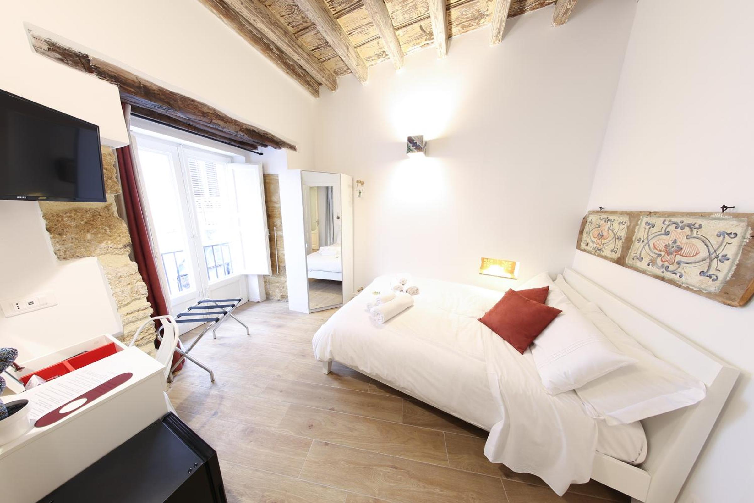 Deluxe Queen Room - Photo 1