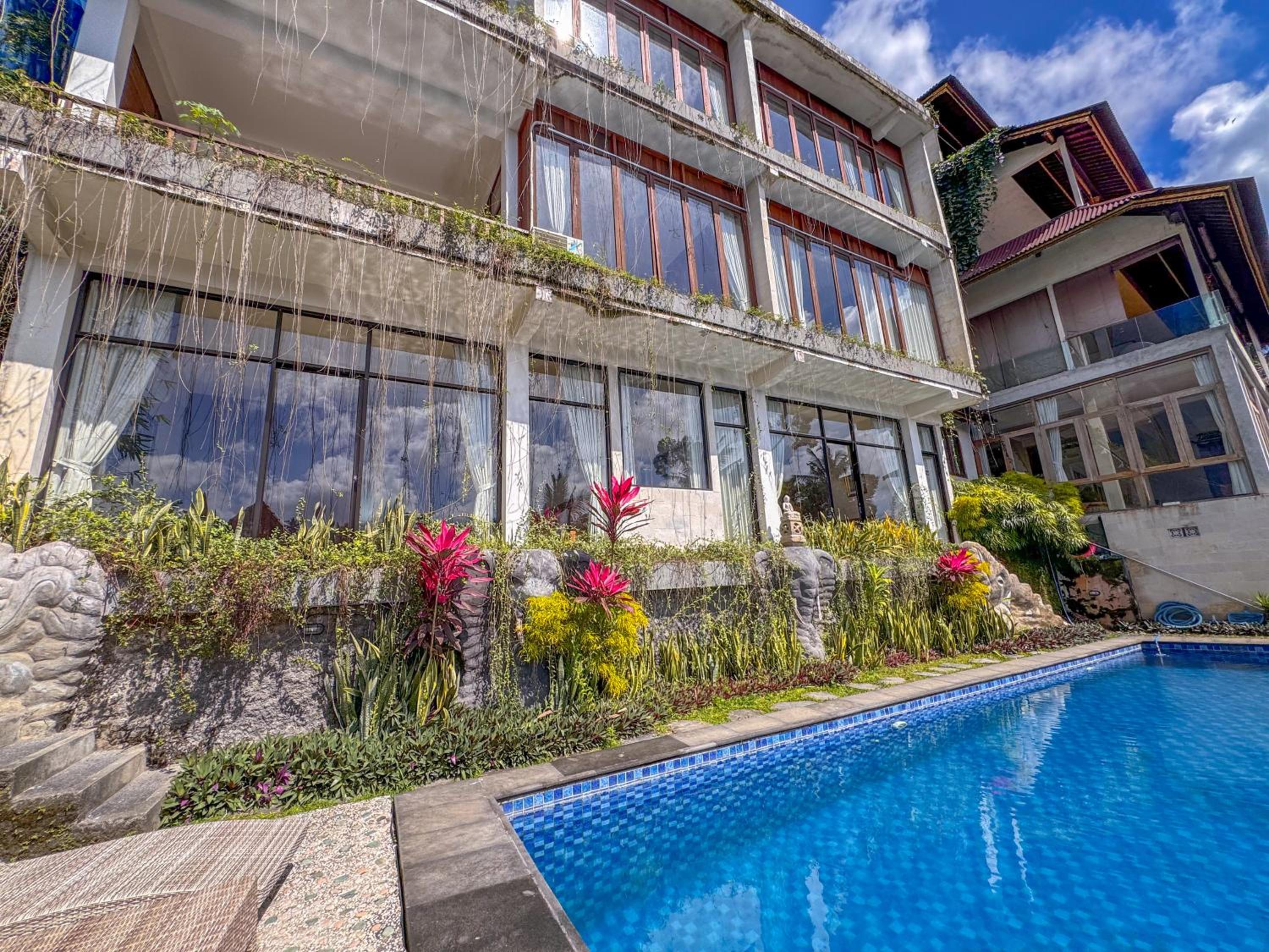 One-Bedroom Apartment with Balcony and Mountain View   - Photo 2