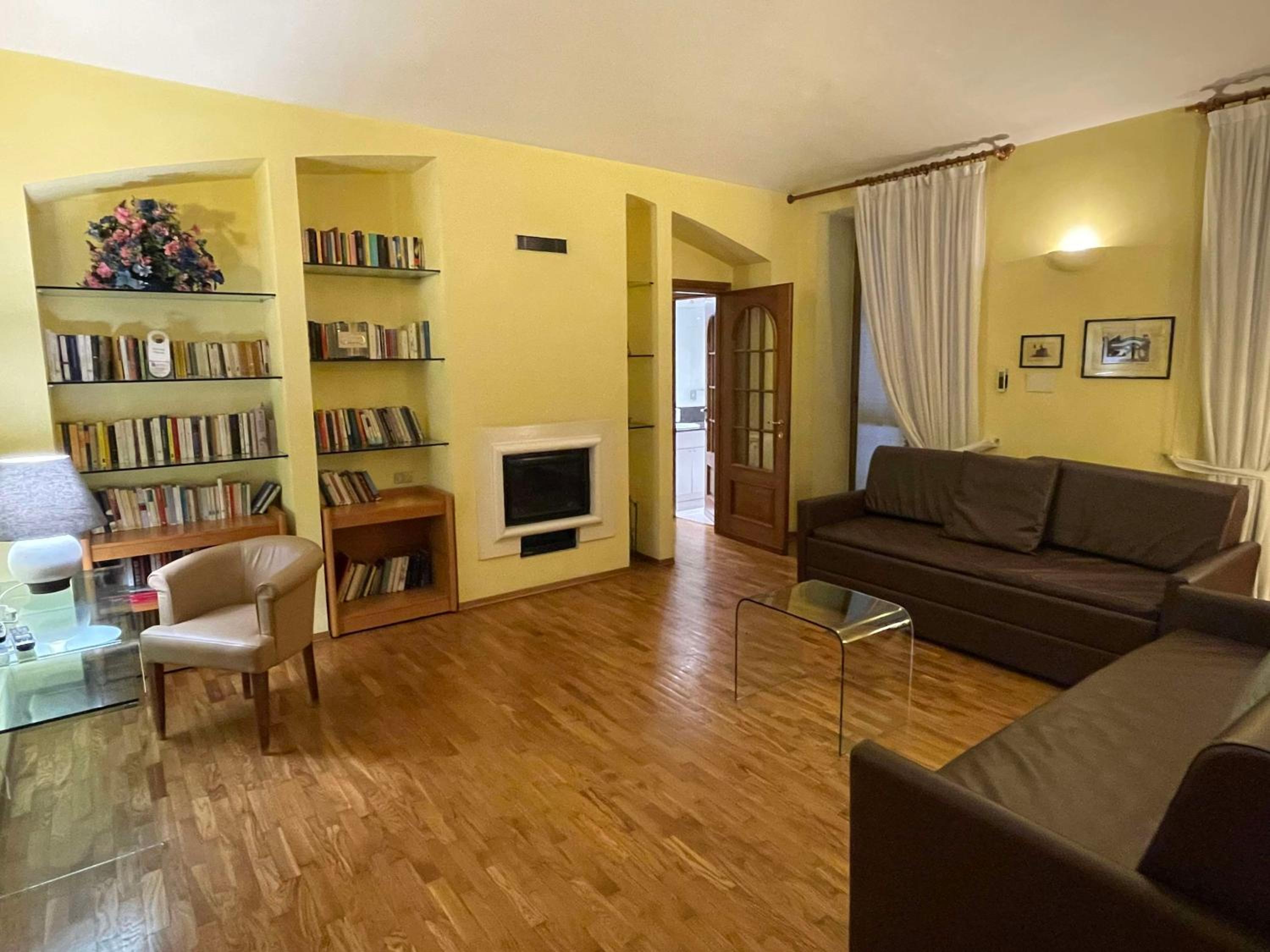 Two-Bedroom Apartment with One Queen Bed and Two Single Beds - Non-Smoking