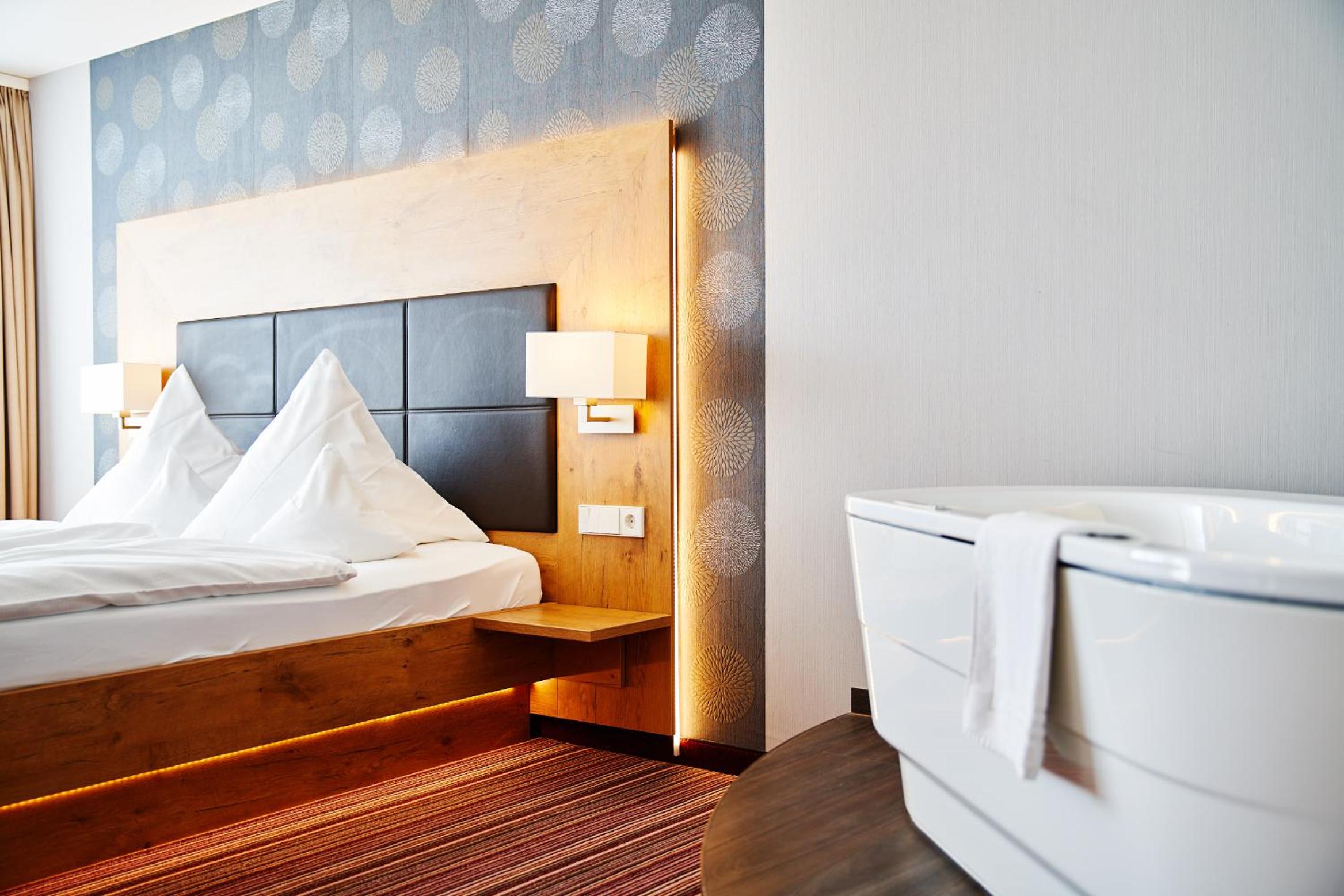 Deluxe Double Room with Balcony photo 3