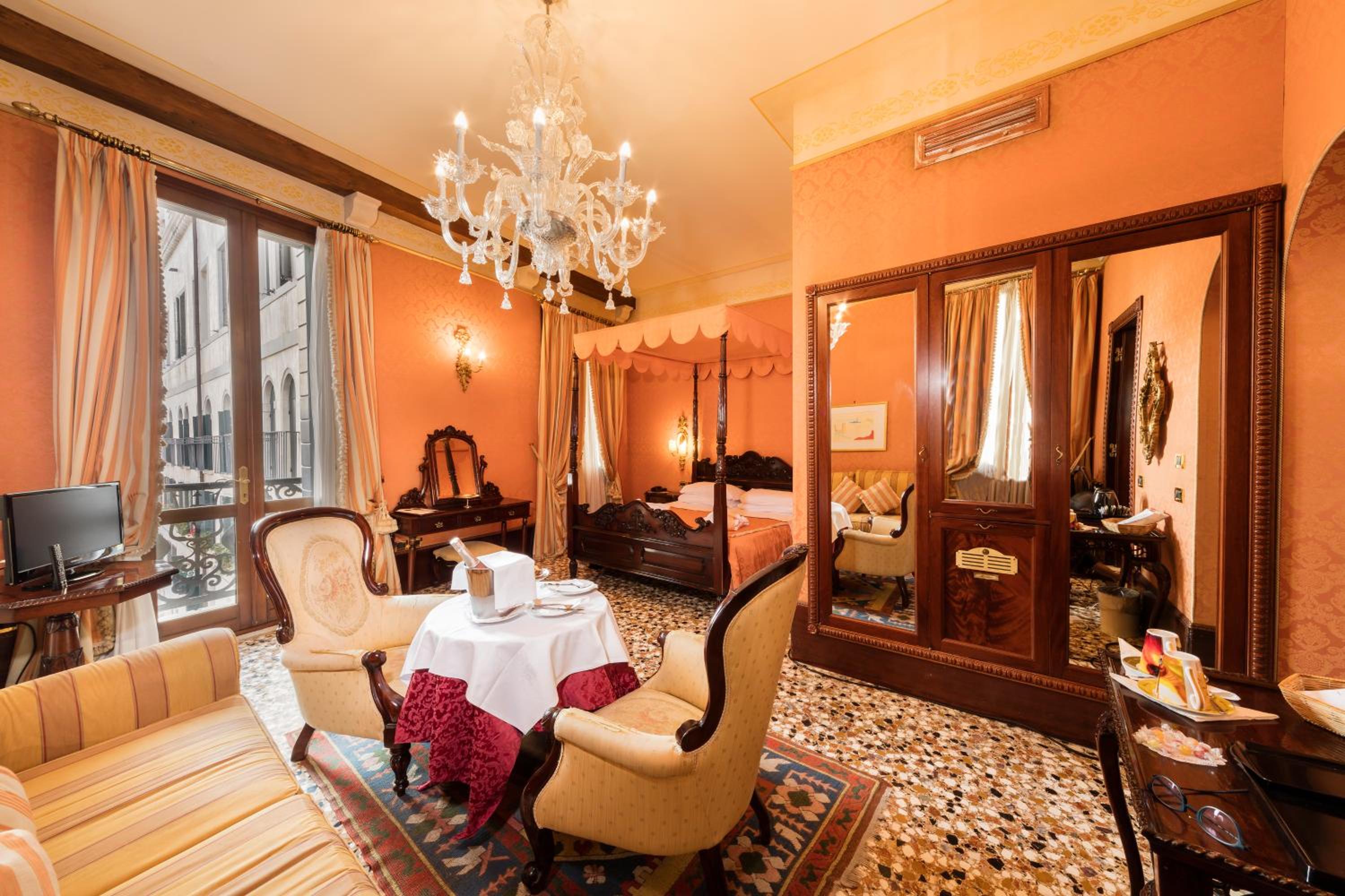 Junior Suite with Canal View photo 3