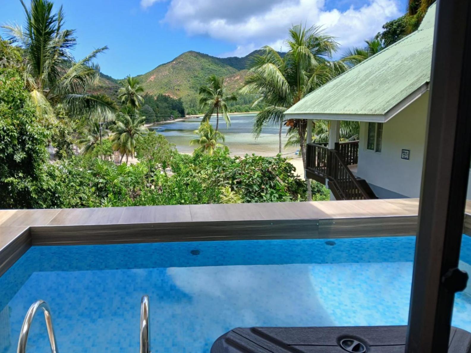 One-Bedroom Apartment with Pool View photo 3