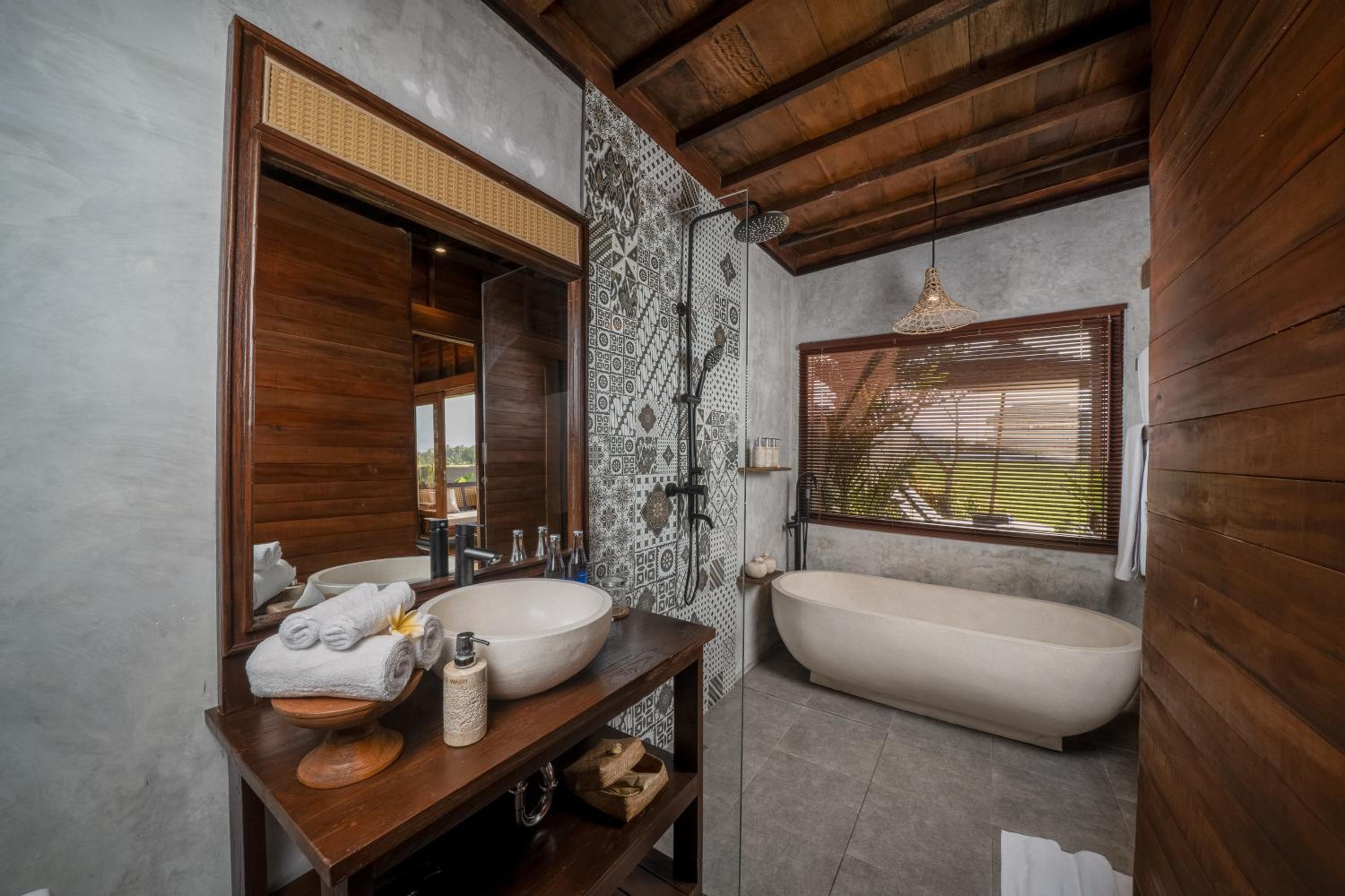Paddies View Wooden Pool Villa with Free Shuttle to Ubud - Photo 2