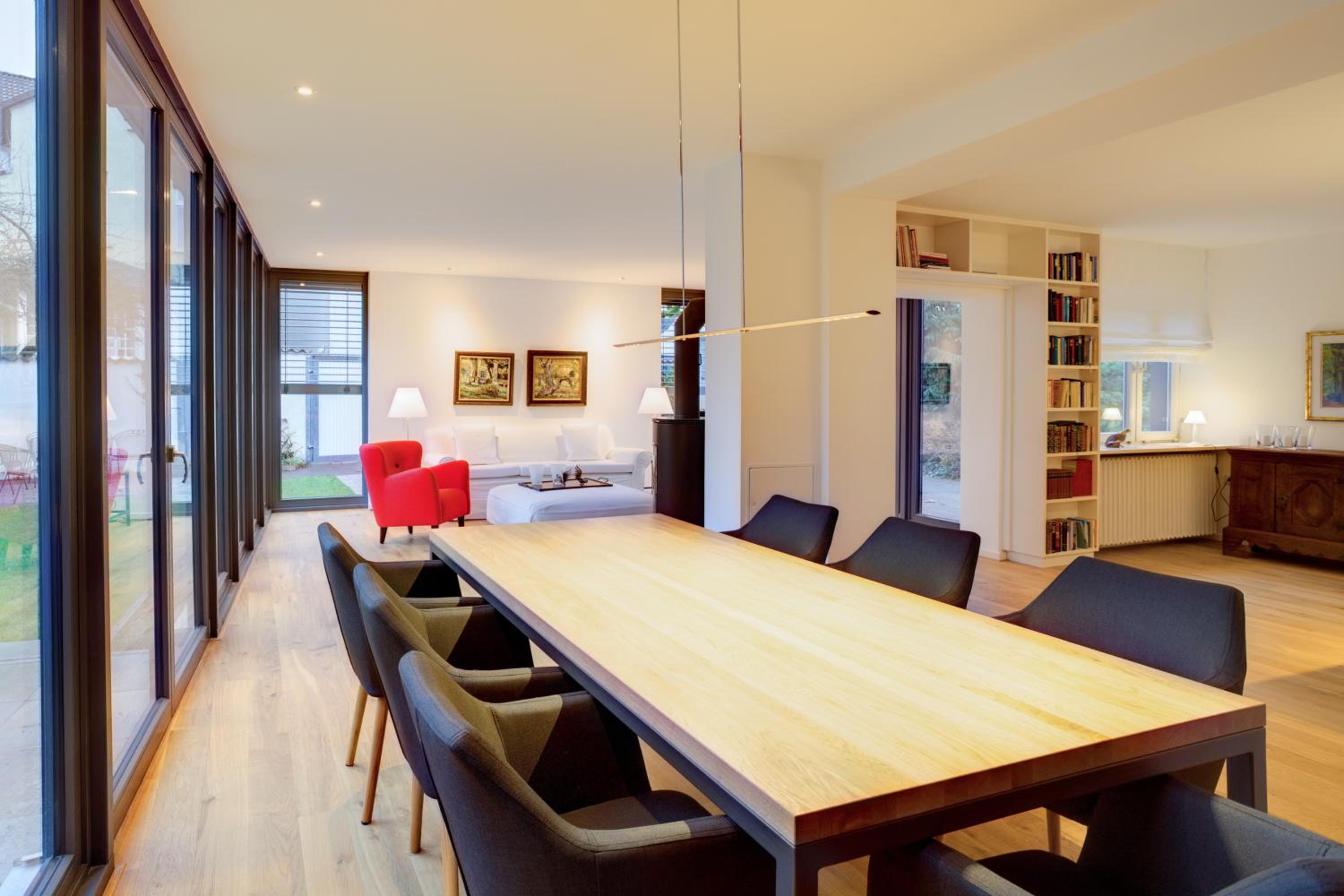 Five-Bedroom House photo 2