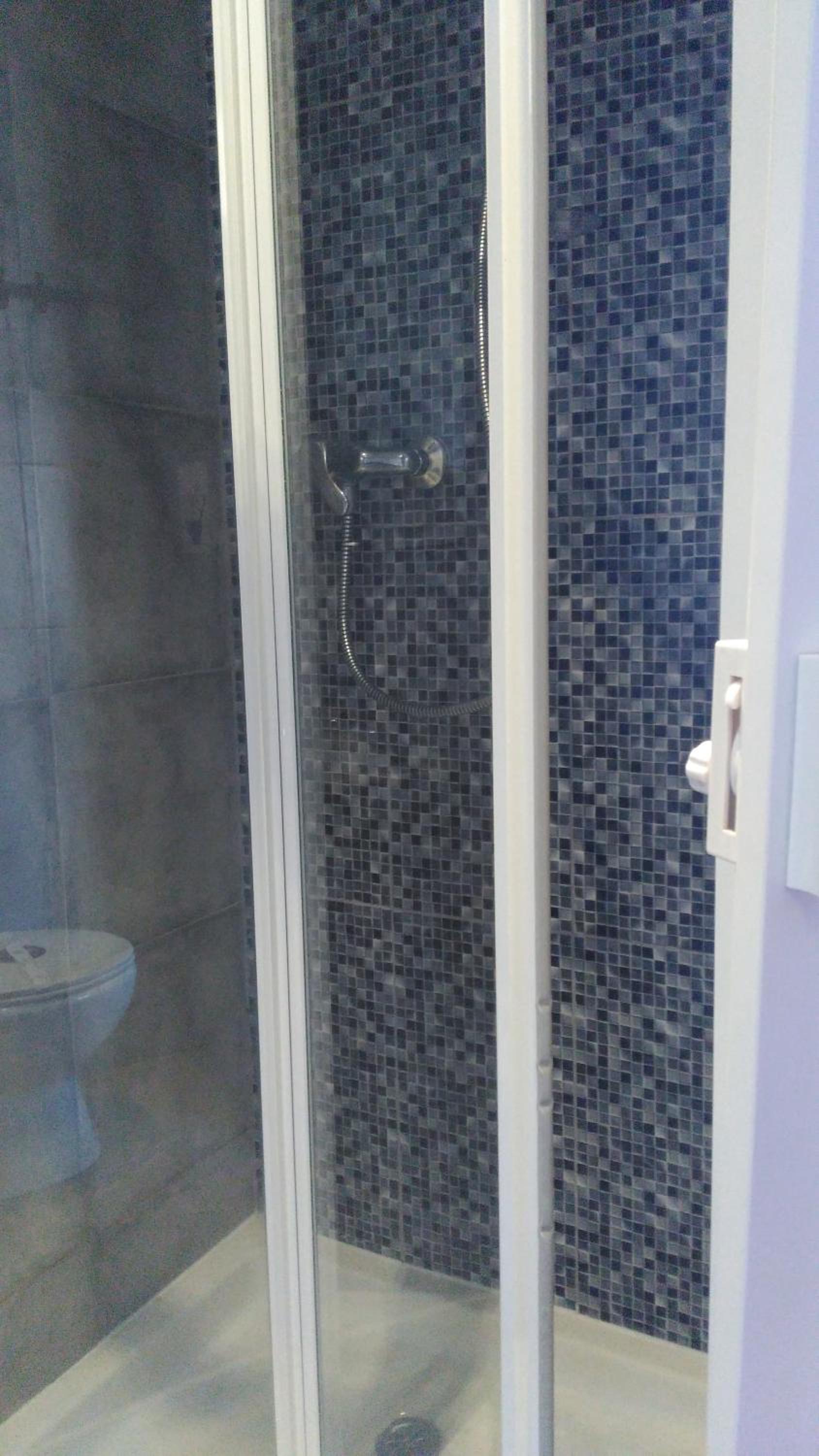 Twin Room with Private Bathroom - Photo 8
